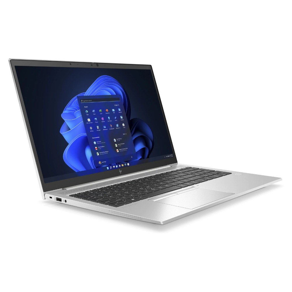Un ordinateur portable argenté affichant le menu Démarrer de Windows 11 à l'écran.