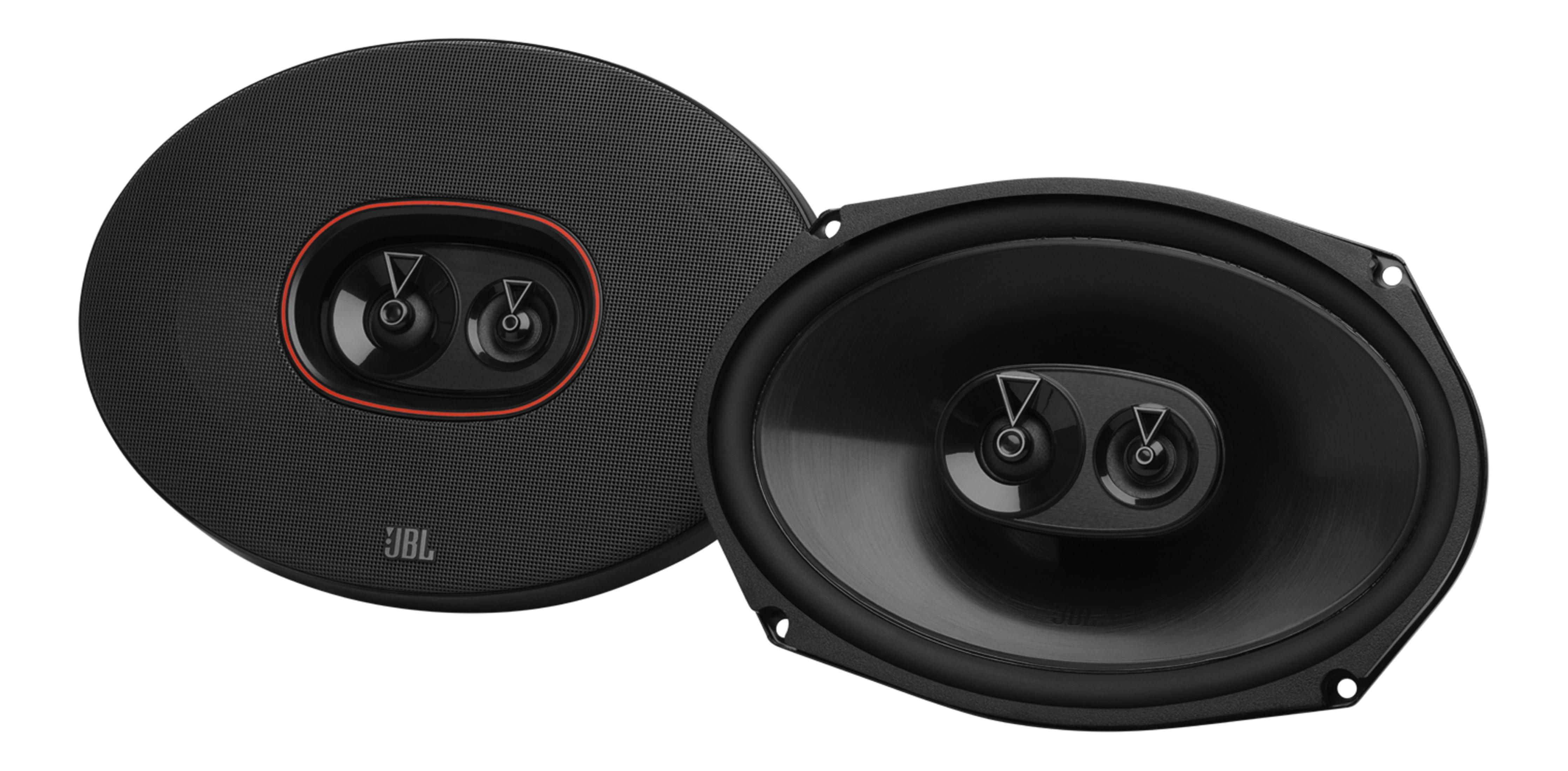 Due altoparlanti auto JBL neri, uno rotondo, uno ovale, su sfondo bianco.