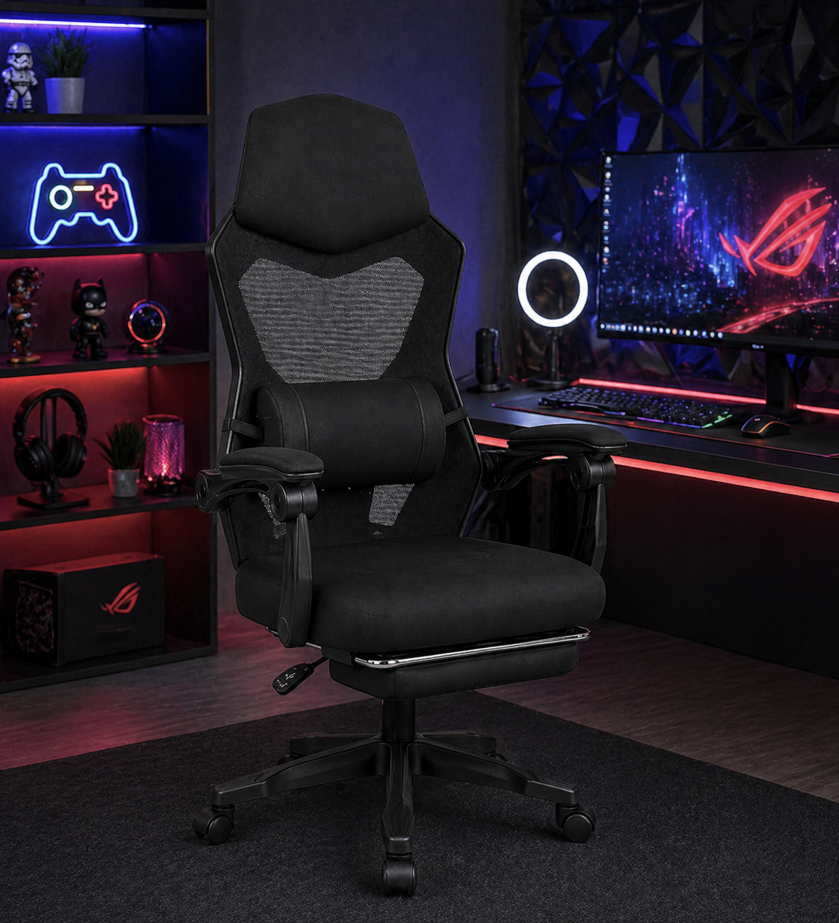Silla gamer negra con reposabrazos ajustables y almohada lumbar frente a un escritorio.