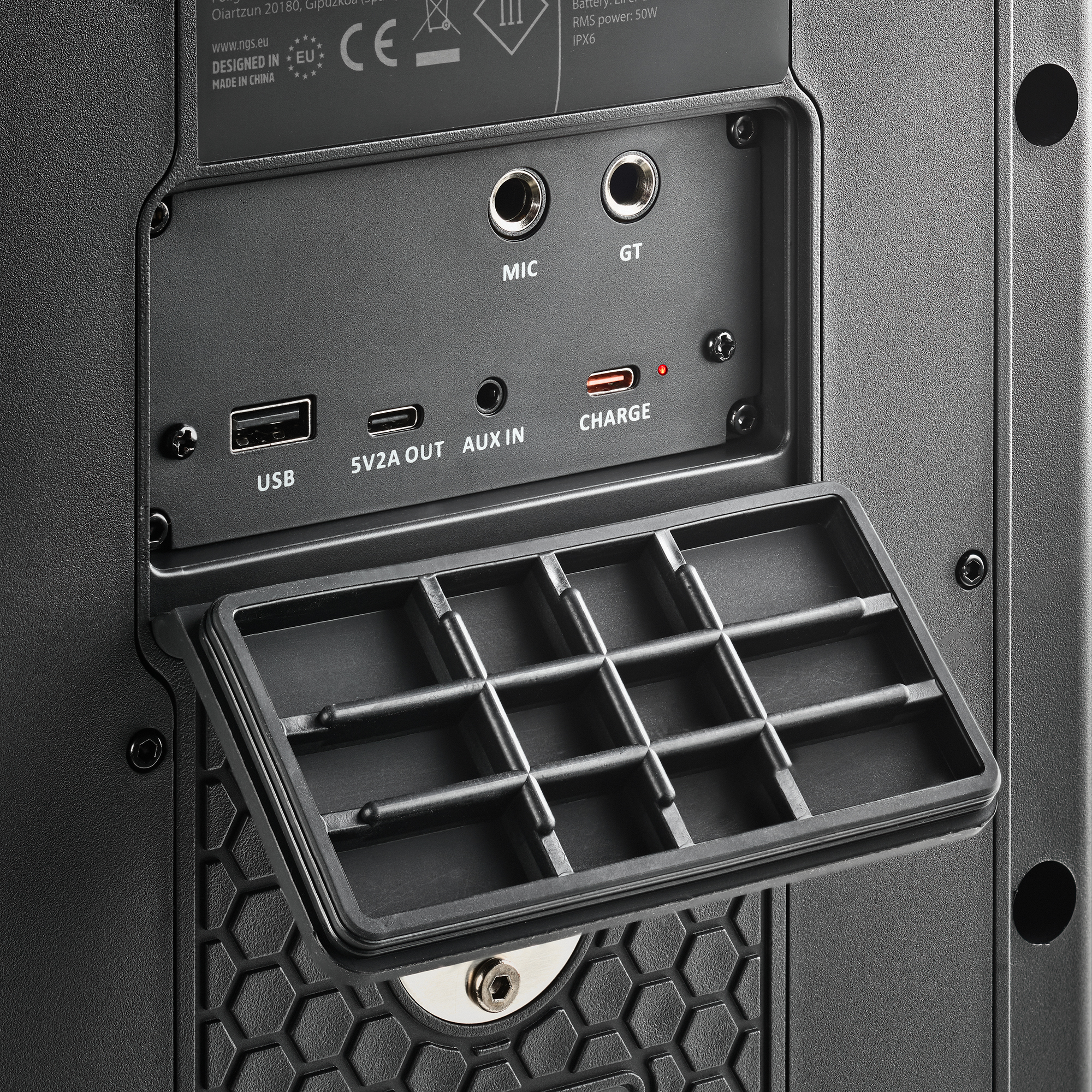 Vista trasera de un altavoz negro mostrando puertos: USB, 5V2A OUT, AUX IN, MIC, GT y CHARGE.