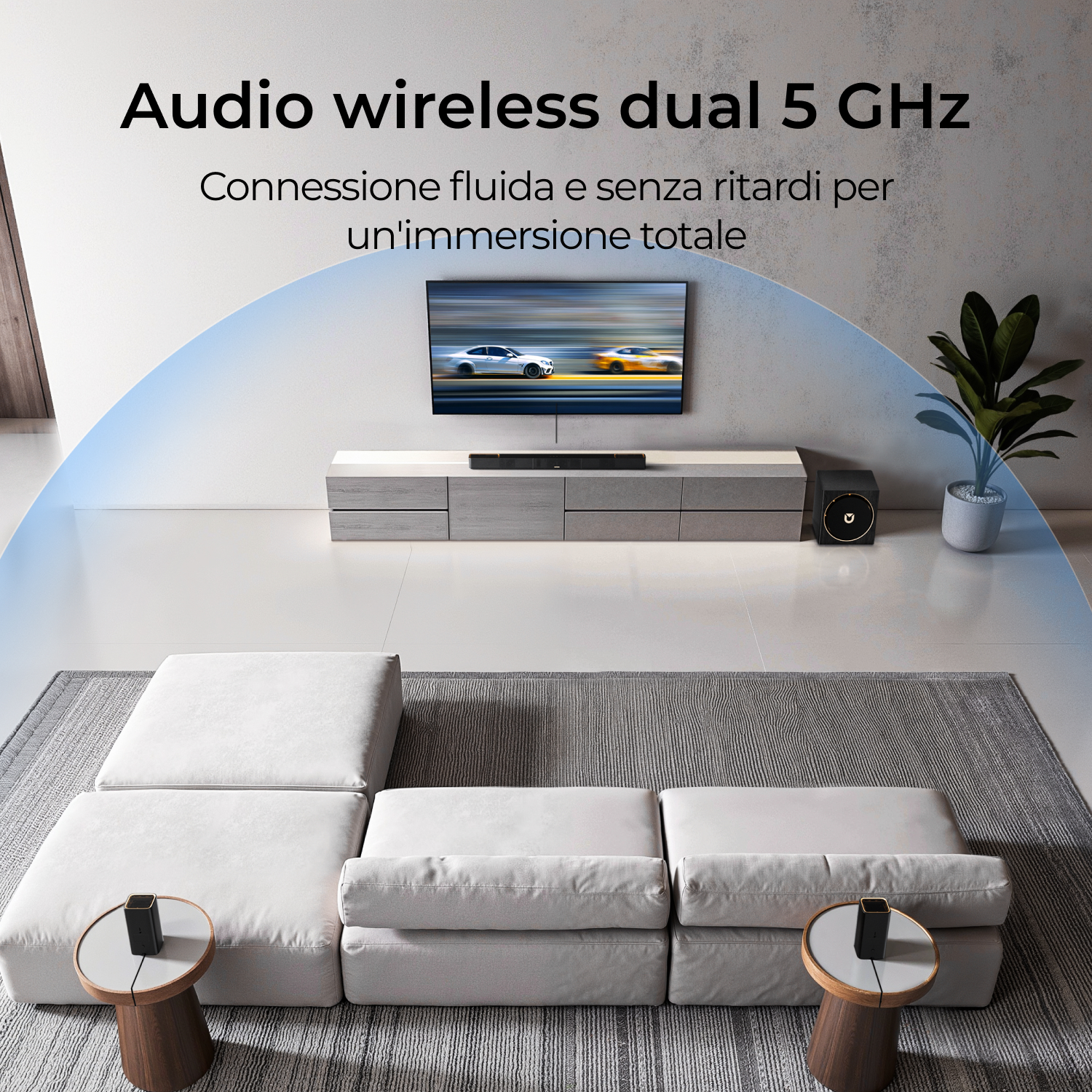 Un soggiorno moderno con divano bianco, TV, soundbar e subwoofer.