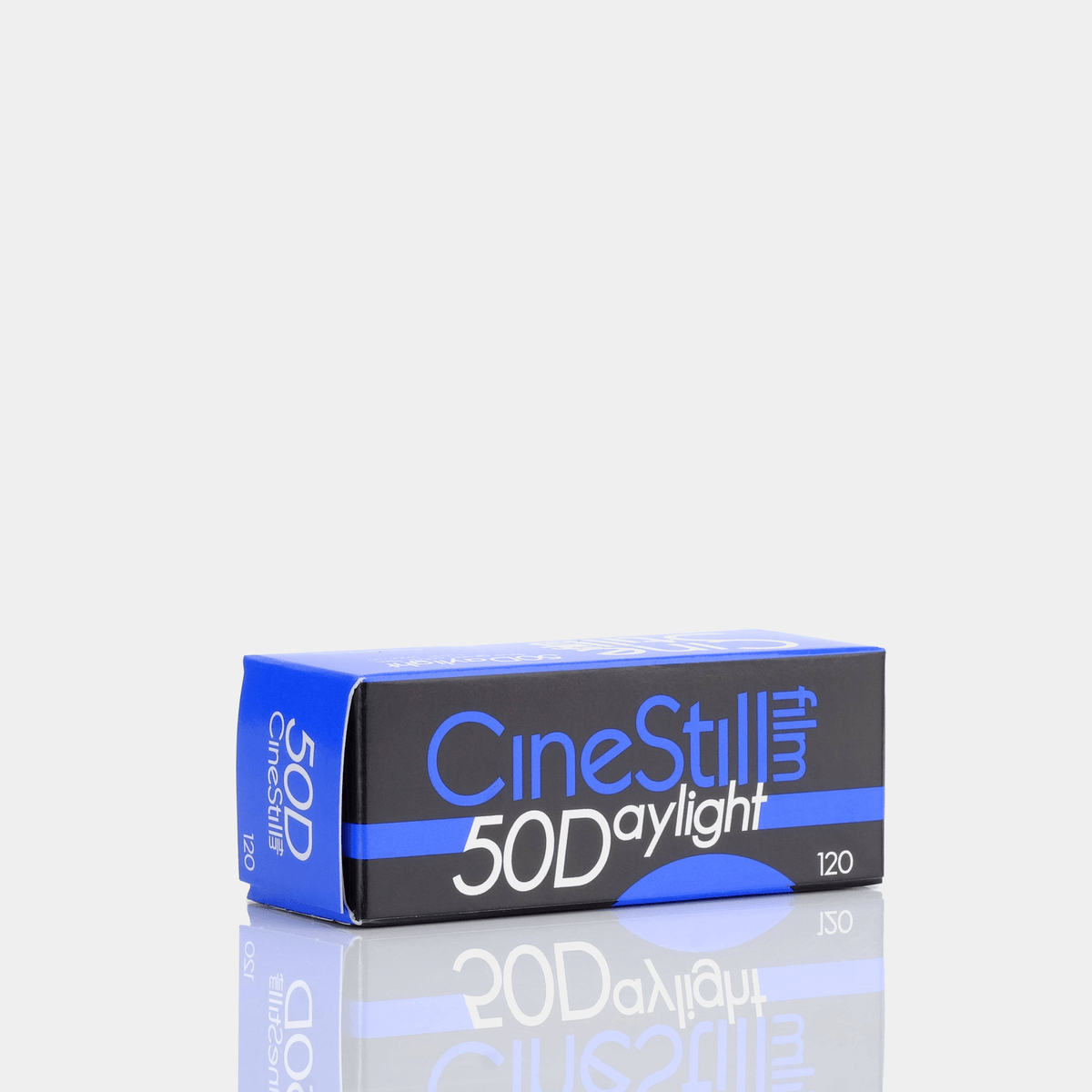 Caja azul y negra de película CineStill 50D 120, con texto y rayas blancas.