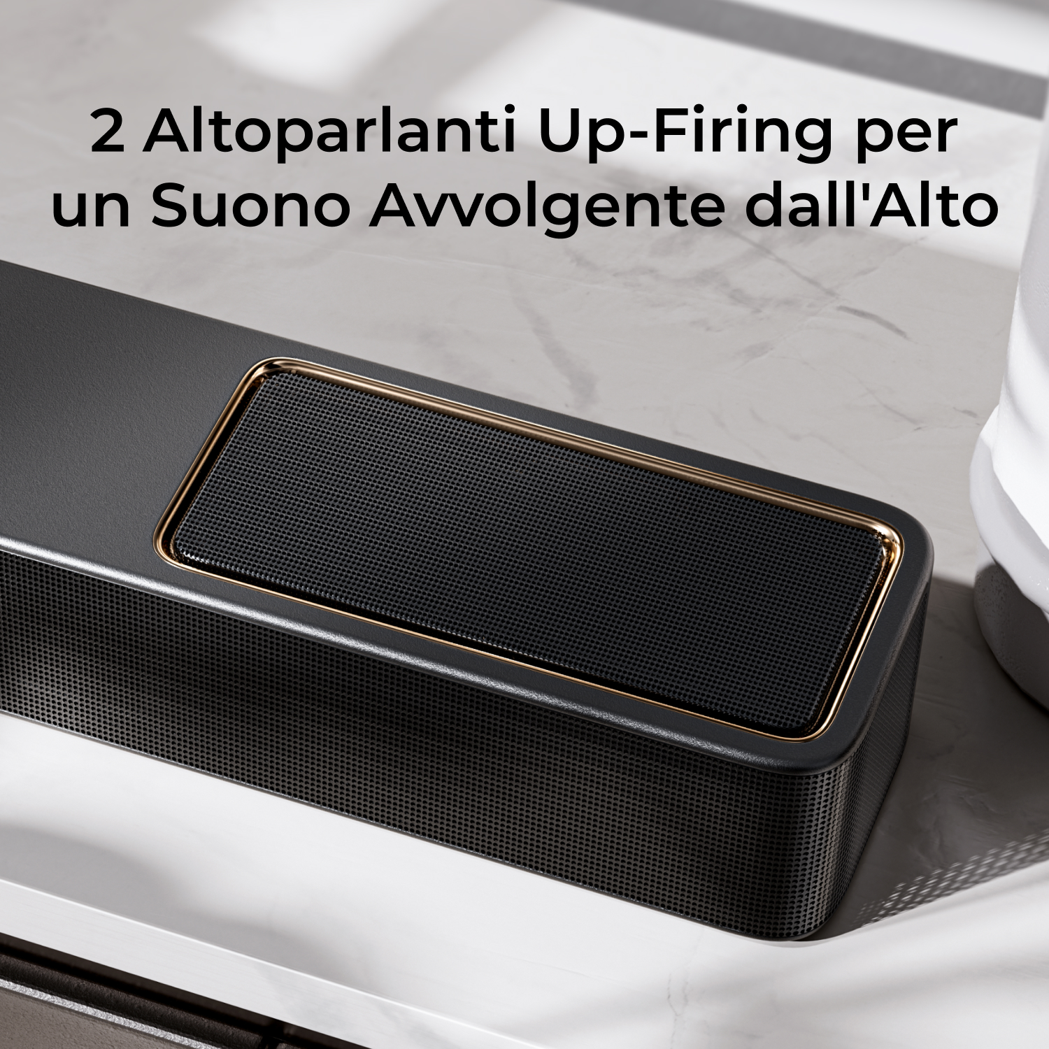Altoparlante nero con bordo dorato su superficie di marmo.