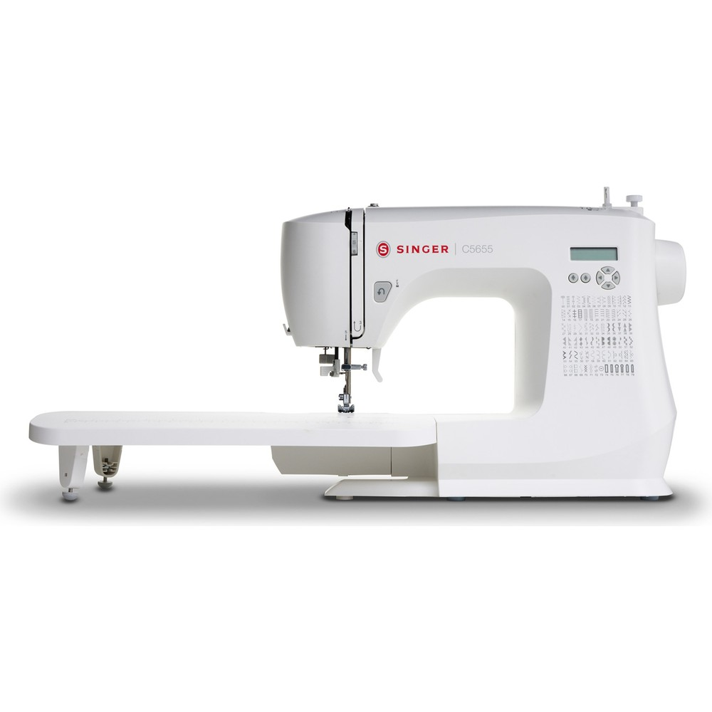 Beyaz zeminde uzatma masalı beyaz Singer C5655 dikiş makinesi.