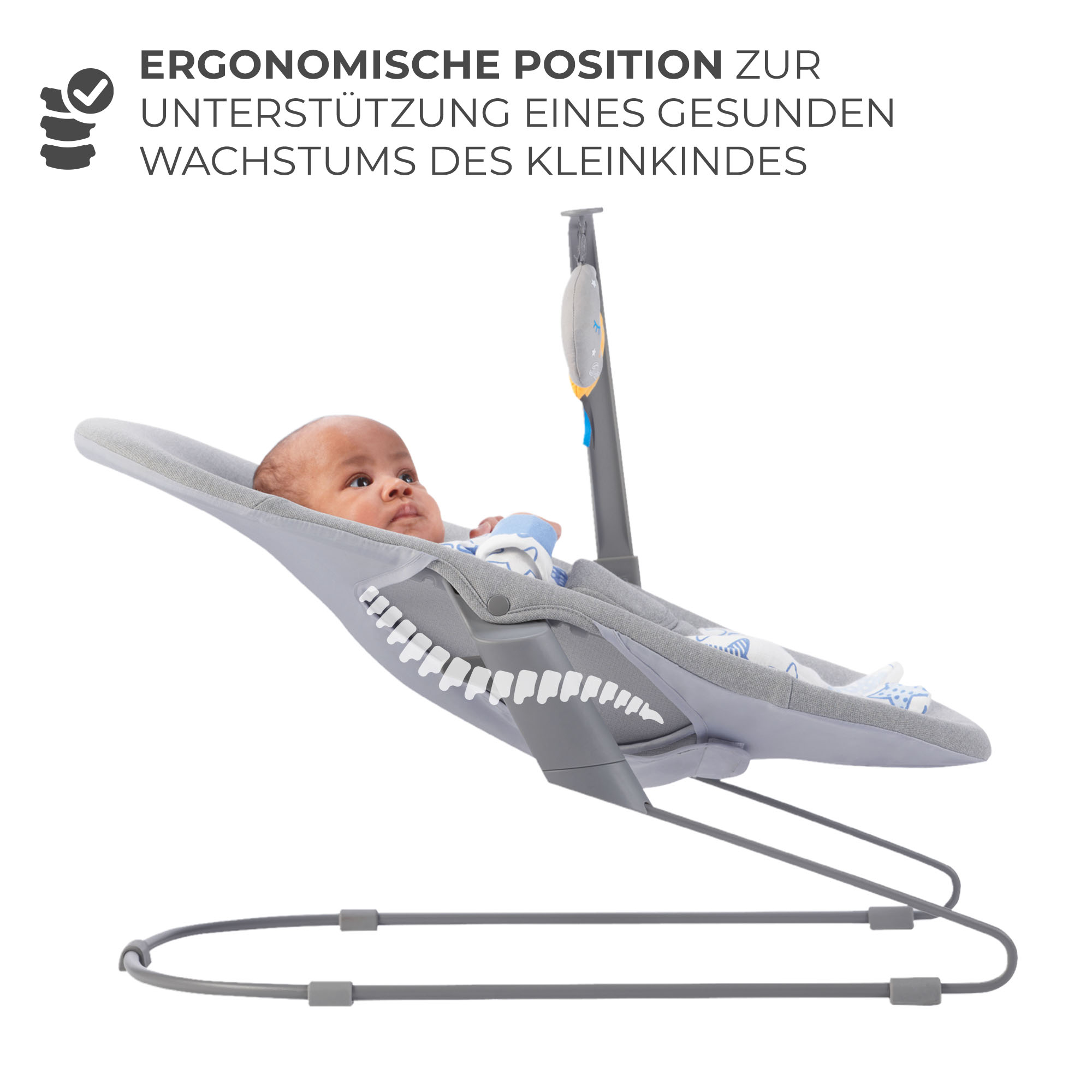 Ein Baby liegt in einer grauen Babyliege mit weißer Wirbelsäulen-Illustration.