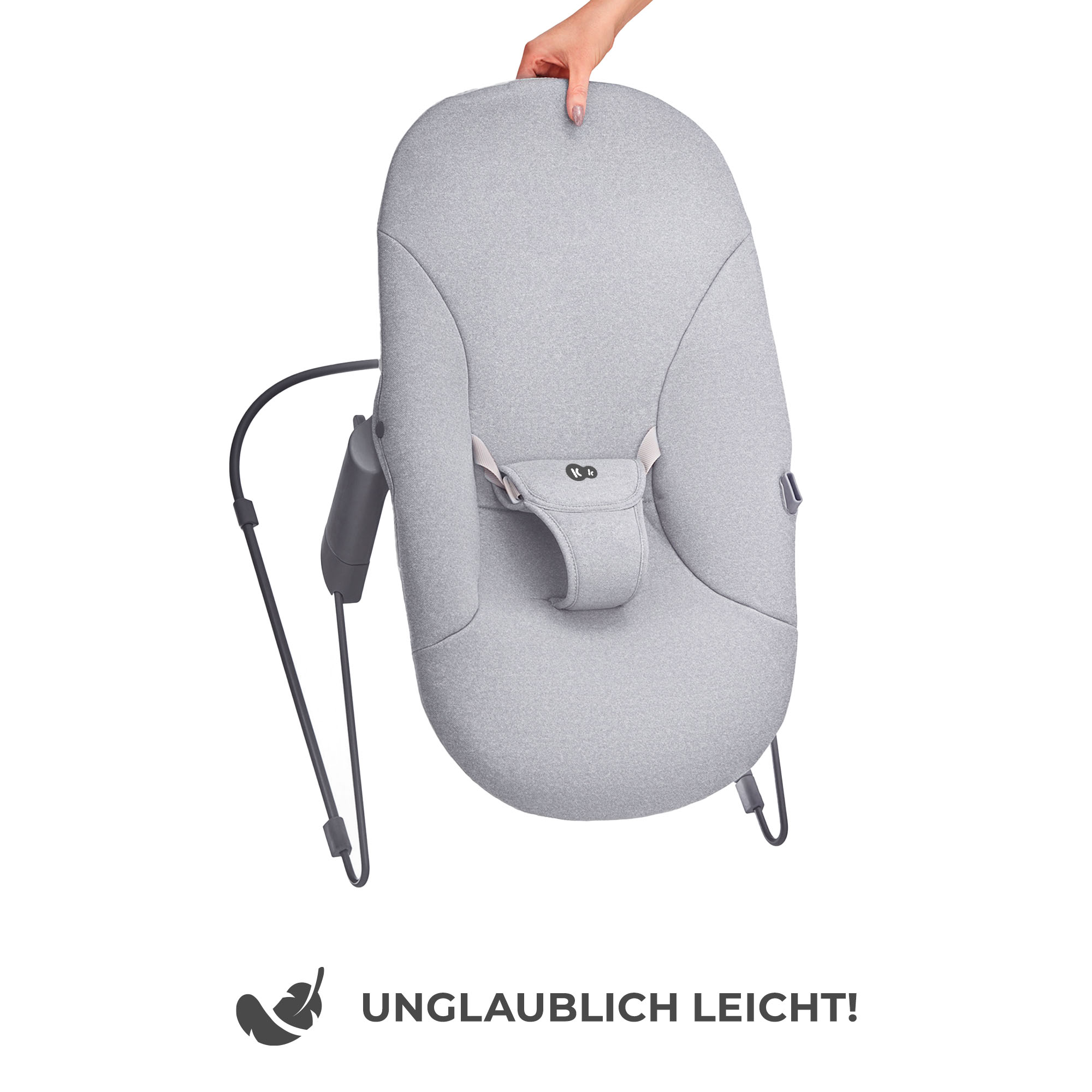 Eine graue Babywippe mit Bügeln und einem Sitzgurt, der von einer Hand gehalten wird.