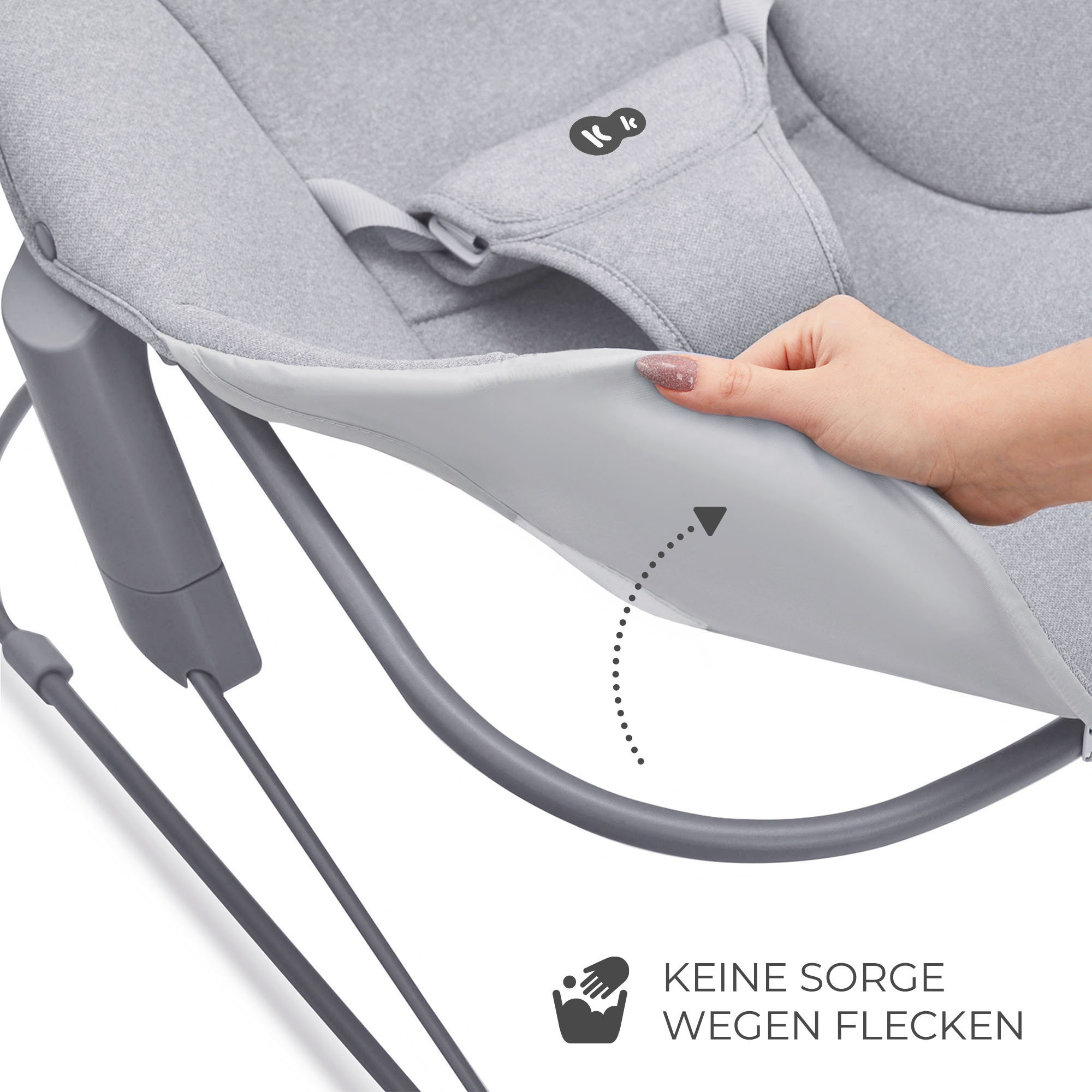 Grauer Babywippenbezug wird von Hand angehoben, um ihn zu reinigen.