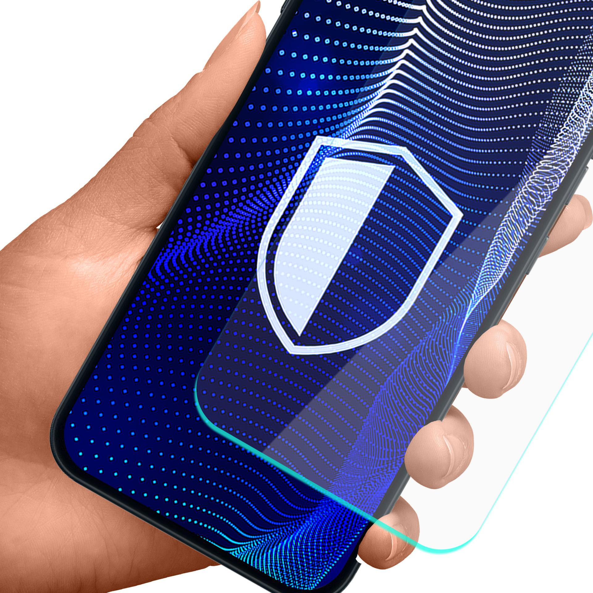 Dłoń trzyma smartfon z niebieskim wzorem w kropki i ikoną tarczy.