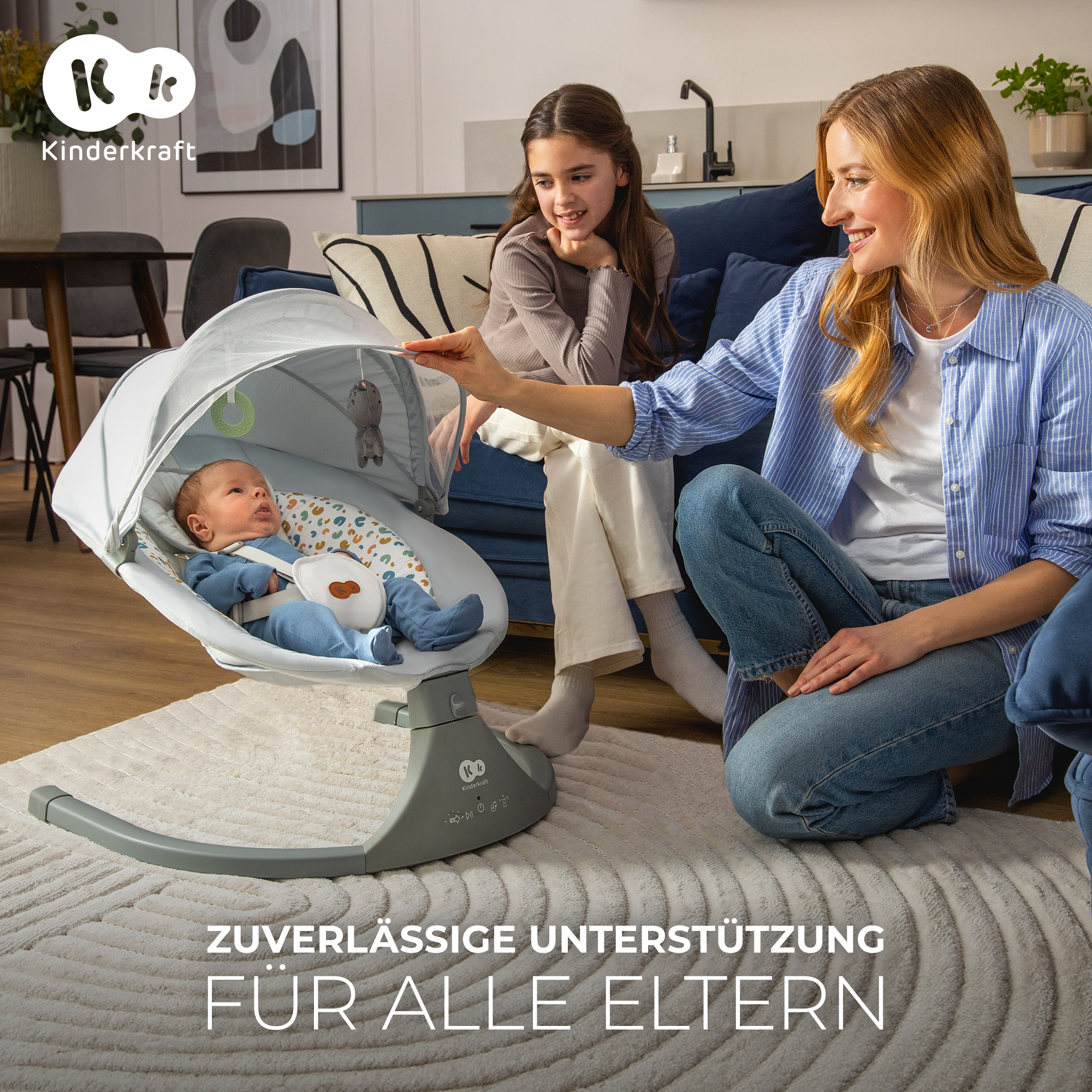 Eine Frau und ein Mädchen betrachten ein Baby in einer Babywippe auf einem Teppich.