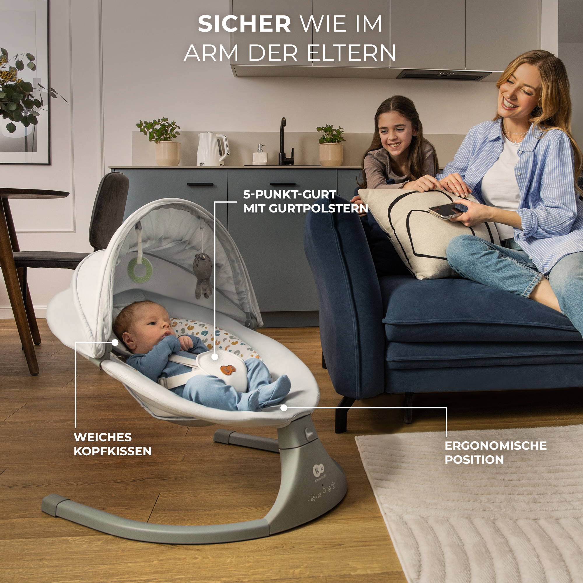 Baby in Babywippe, Frau und Kind auf Sofa, moderne Einrichtung.