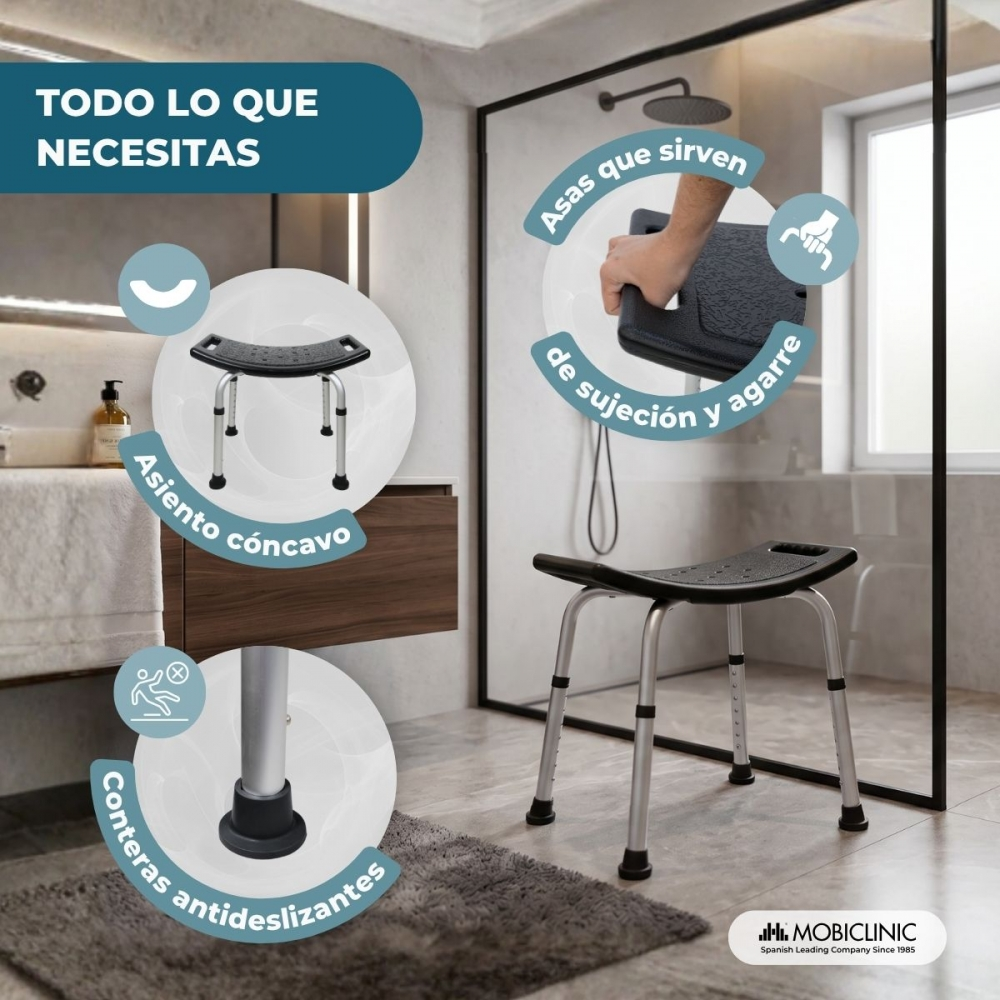 Silla de ducha con asiento cóncavo, asas de sujeción y conteras antideslizantes.