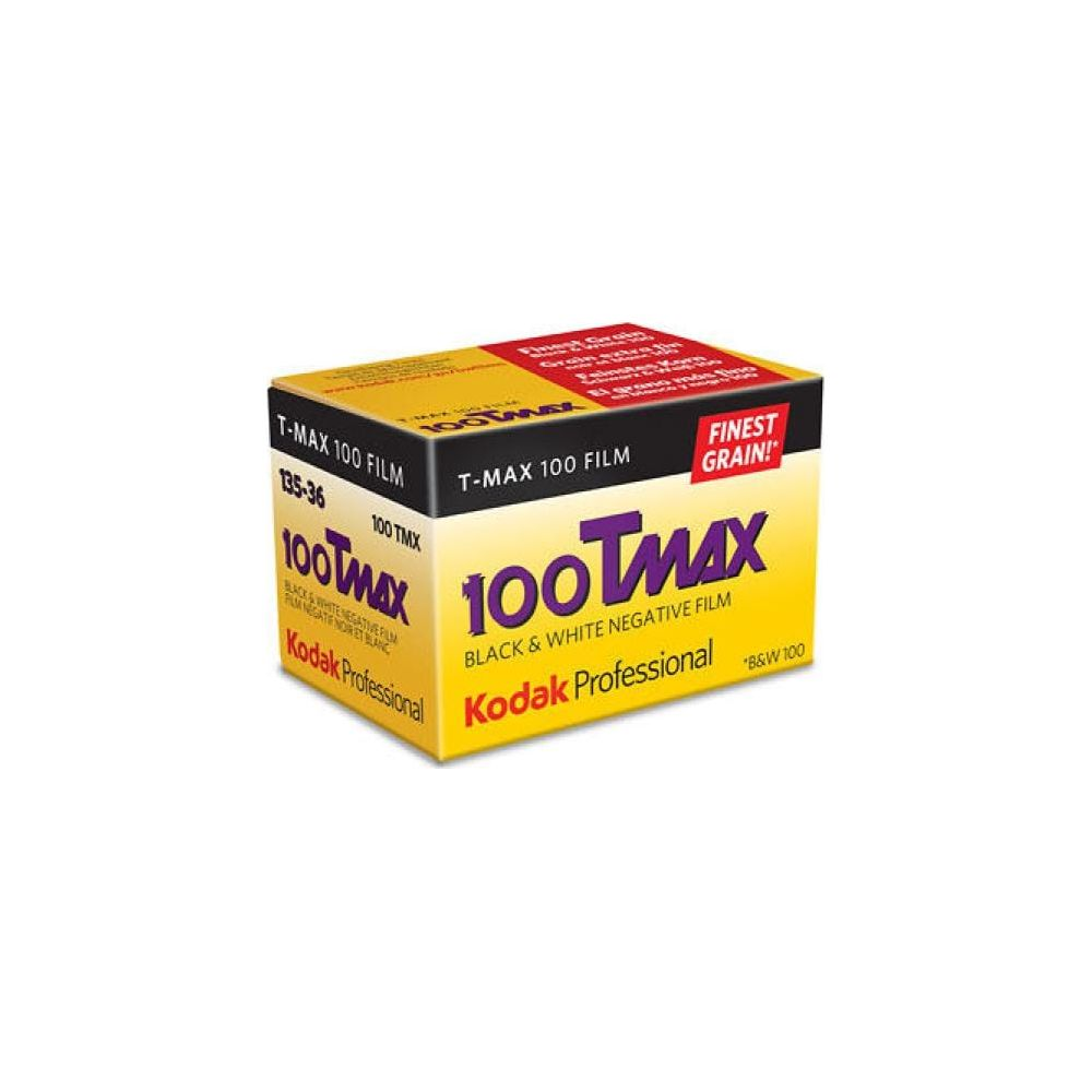 Una caja amarilla de película negativa blanco y negro Kodak T-Max 100.