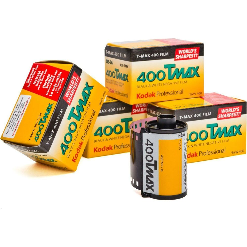 Cajas de película Kodak T-MAX 400 y un cartucho de película sobre fondo blanco.