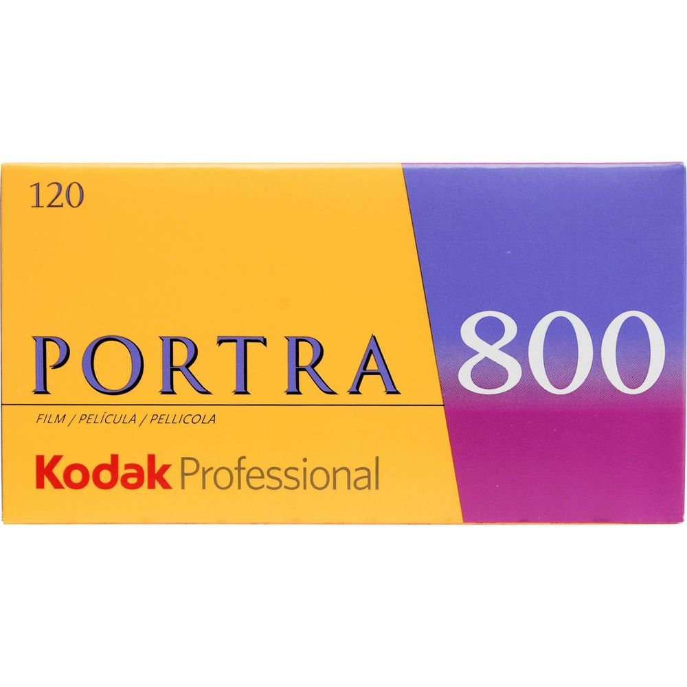 Caja de película Kodak Portra 800 con secciones amarillas y moradas.