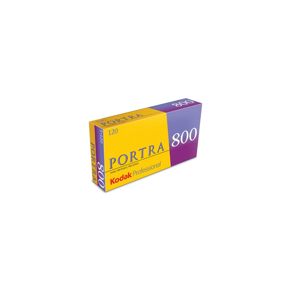 Una caja de película Kodak Portra 800 amarilla y morada para formato 120.