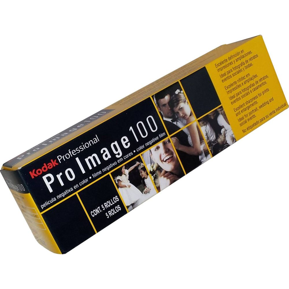 Caja de película negativa en color Kodak Pro Image 100 con imágenes de boda.