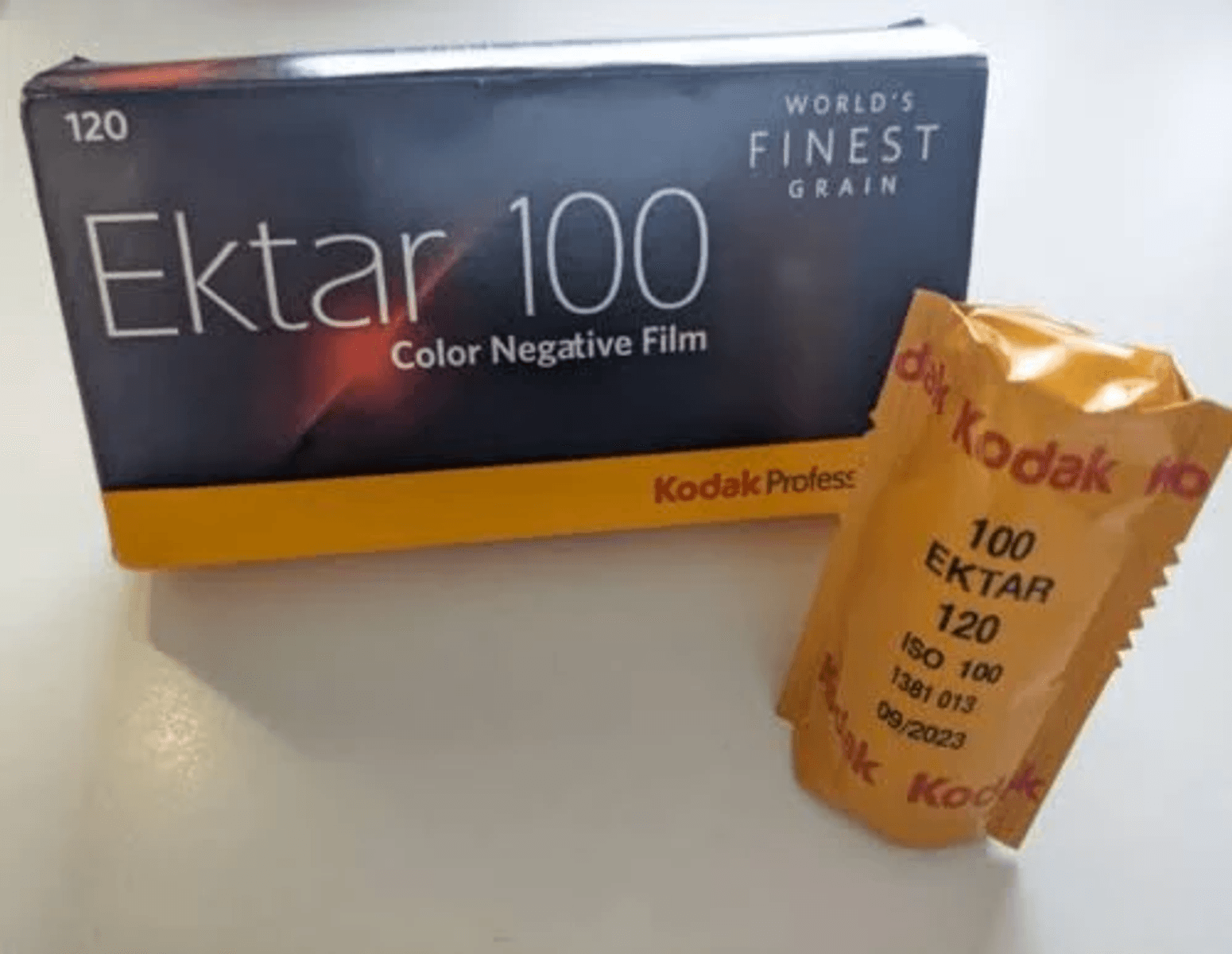 Una caja de película negativa a color Kodak Ektar 100 y un rollo.
