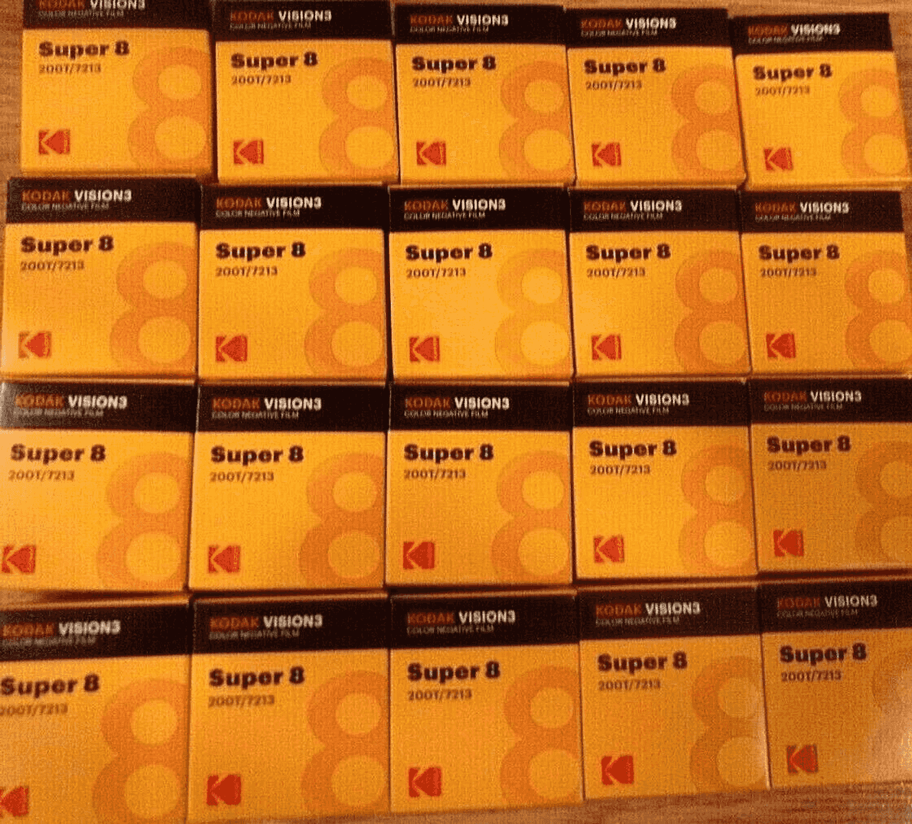 Varias pilas de película Kodak Vision3 Super 8, dispuestas verticalmente.