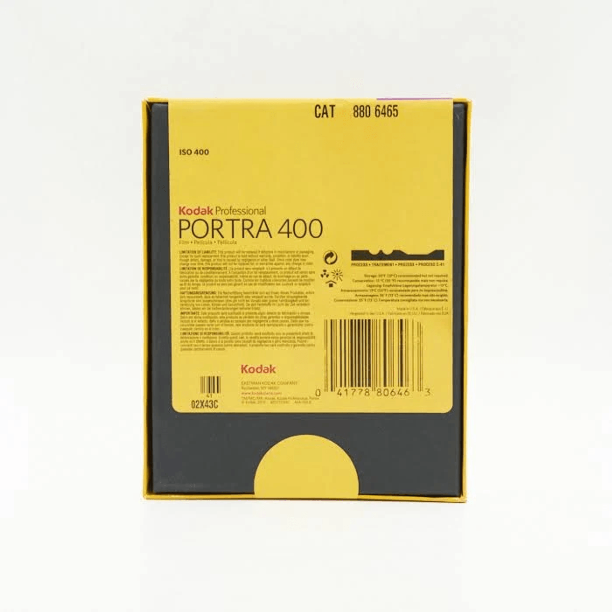 Caja amarilla de película Kodak Portra 400 con código de barras e información.