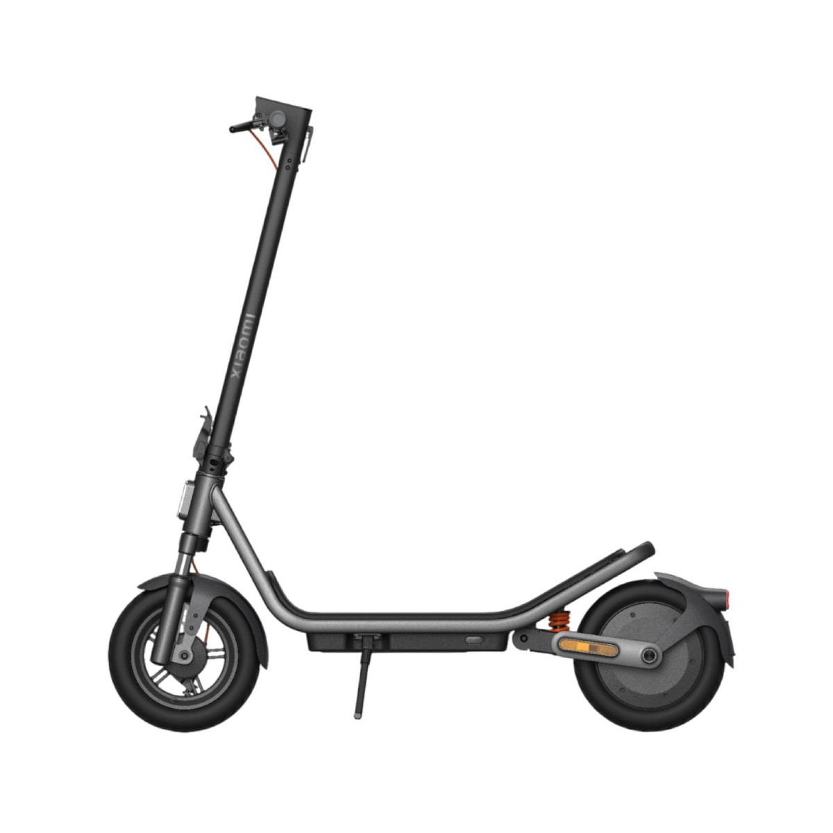 Ein grauer Xiaomi E-Scooter mit schwarzem Lenker, auf weißem Hintergrund.