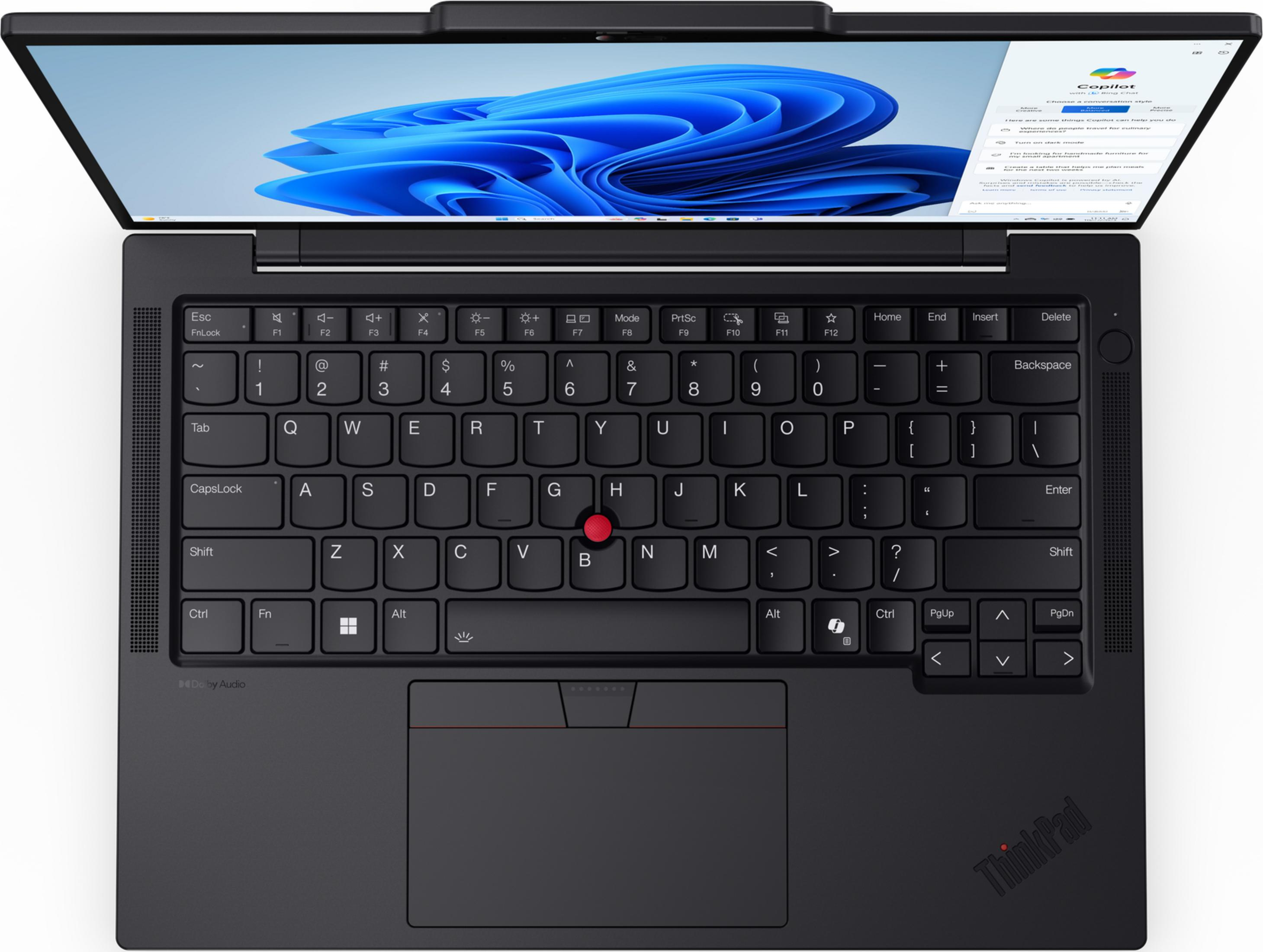 Un laptop nero con lo schermo aperto, che mostra uno sfondo blu e una finestra Copilot.