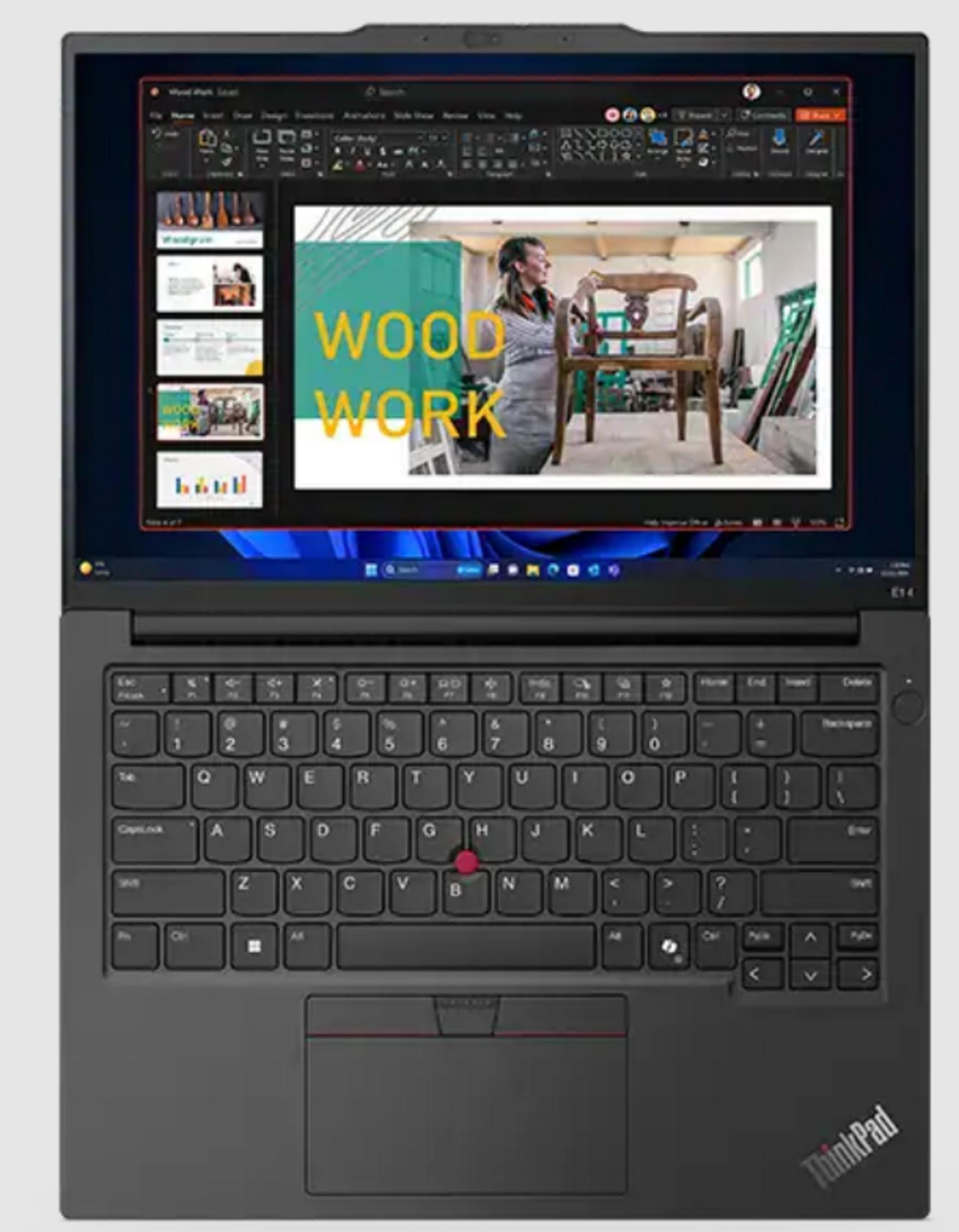Un laptop mostra una presentazione sulla lavorazione del legno con una donna e una sedia.