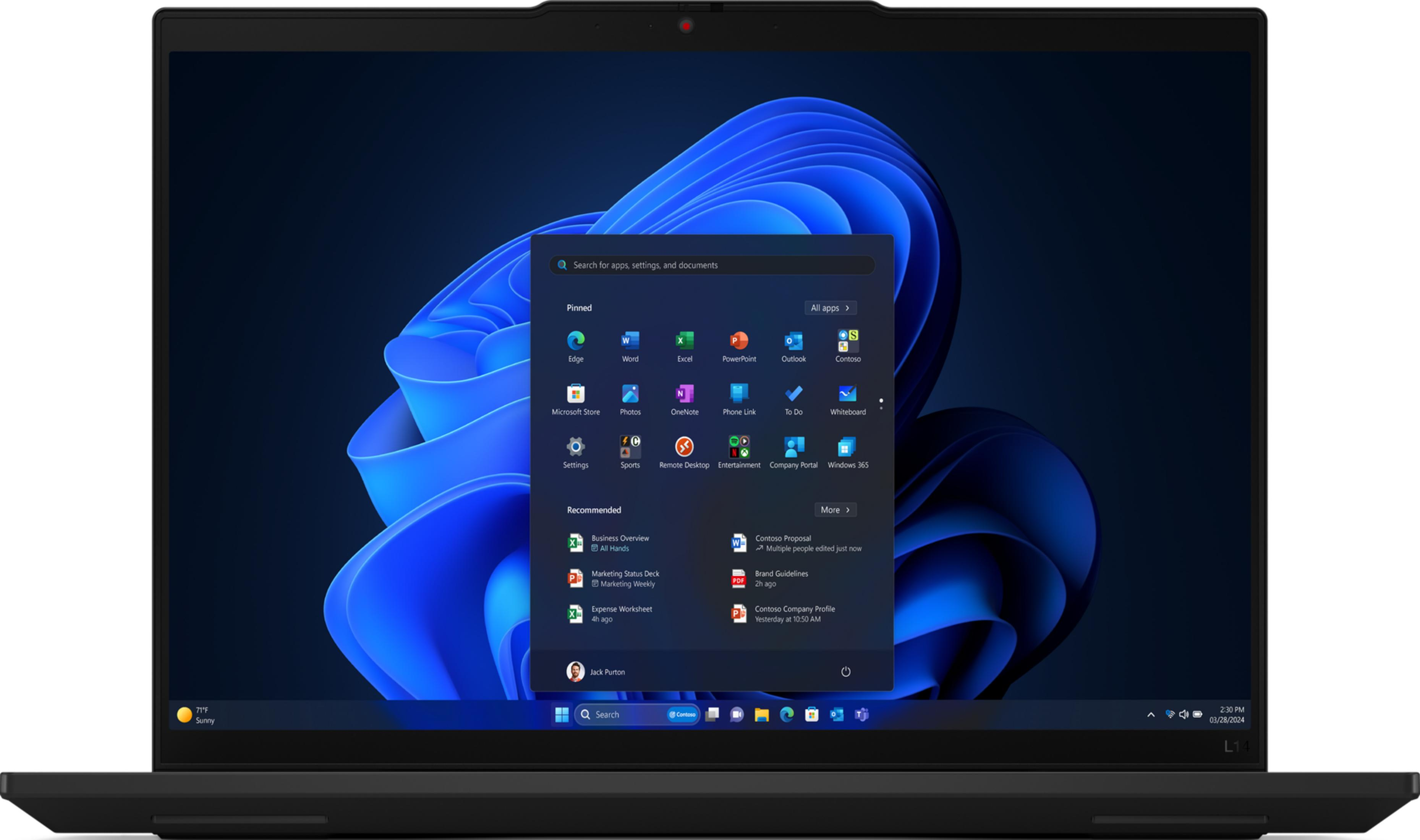Un laptop nero mostra Windows 11 con sfondo astratto blu e il menu Start aperto.
