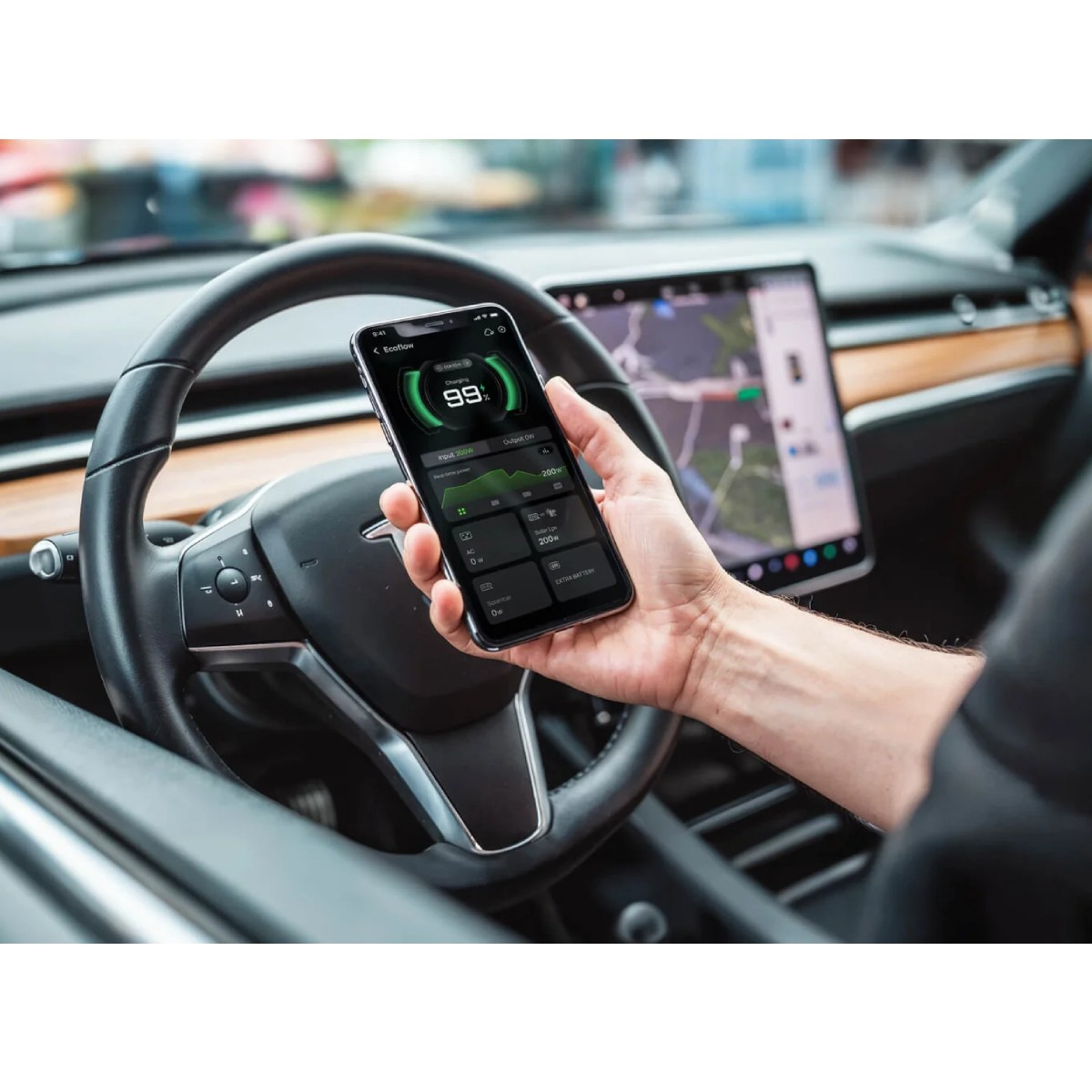 Una mano sostiene un smartphone con una app de carga en un coche.