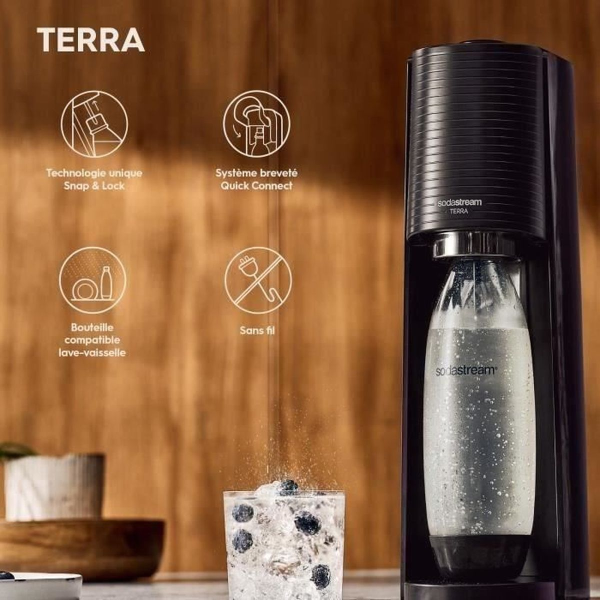 Czarna maszyna SodaStream Terra z butelką, szklanką wody z jagodami i ikonami.