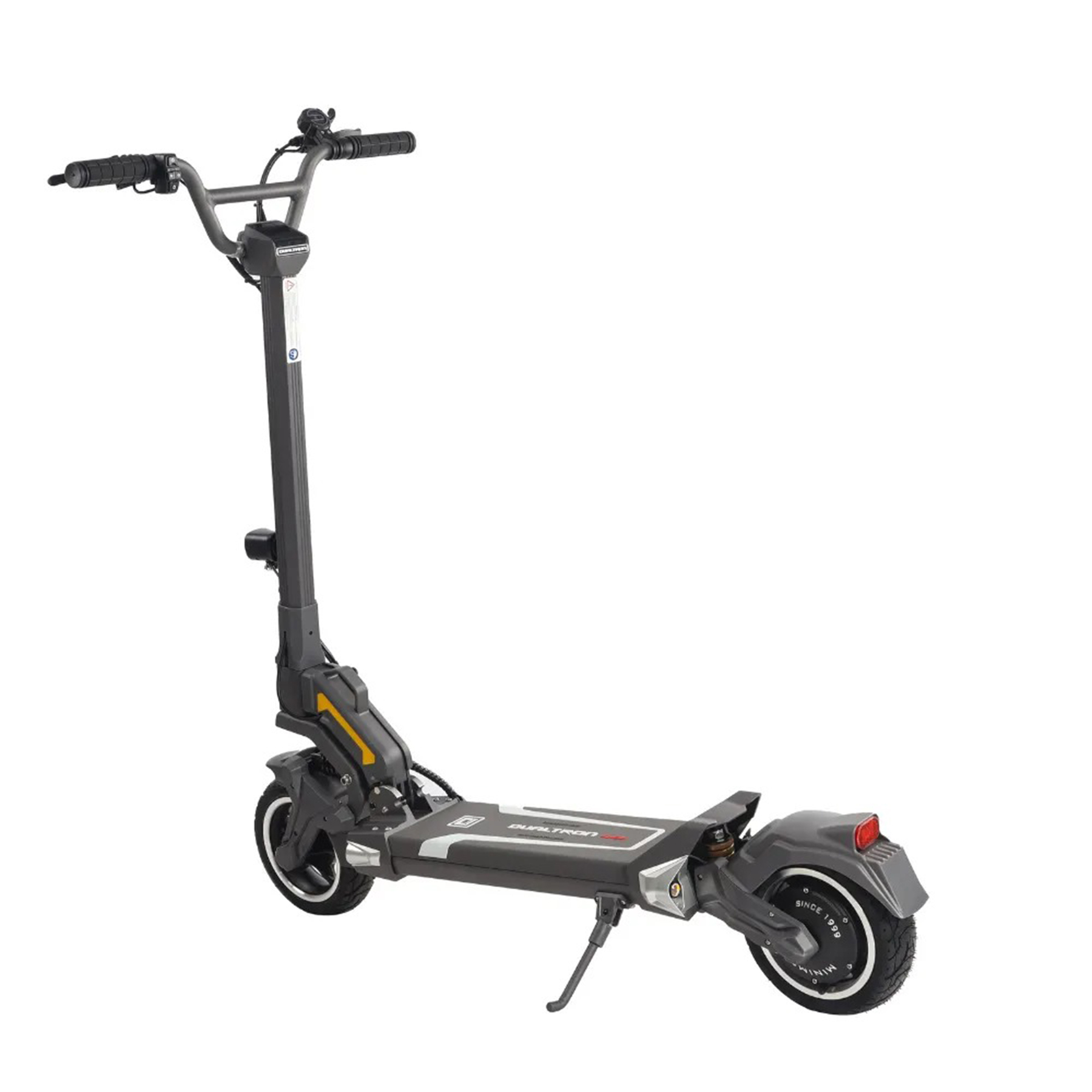Gidonlu, tahtalı ve tekerlekli siyah elektrikli scooter.