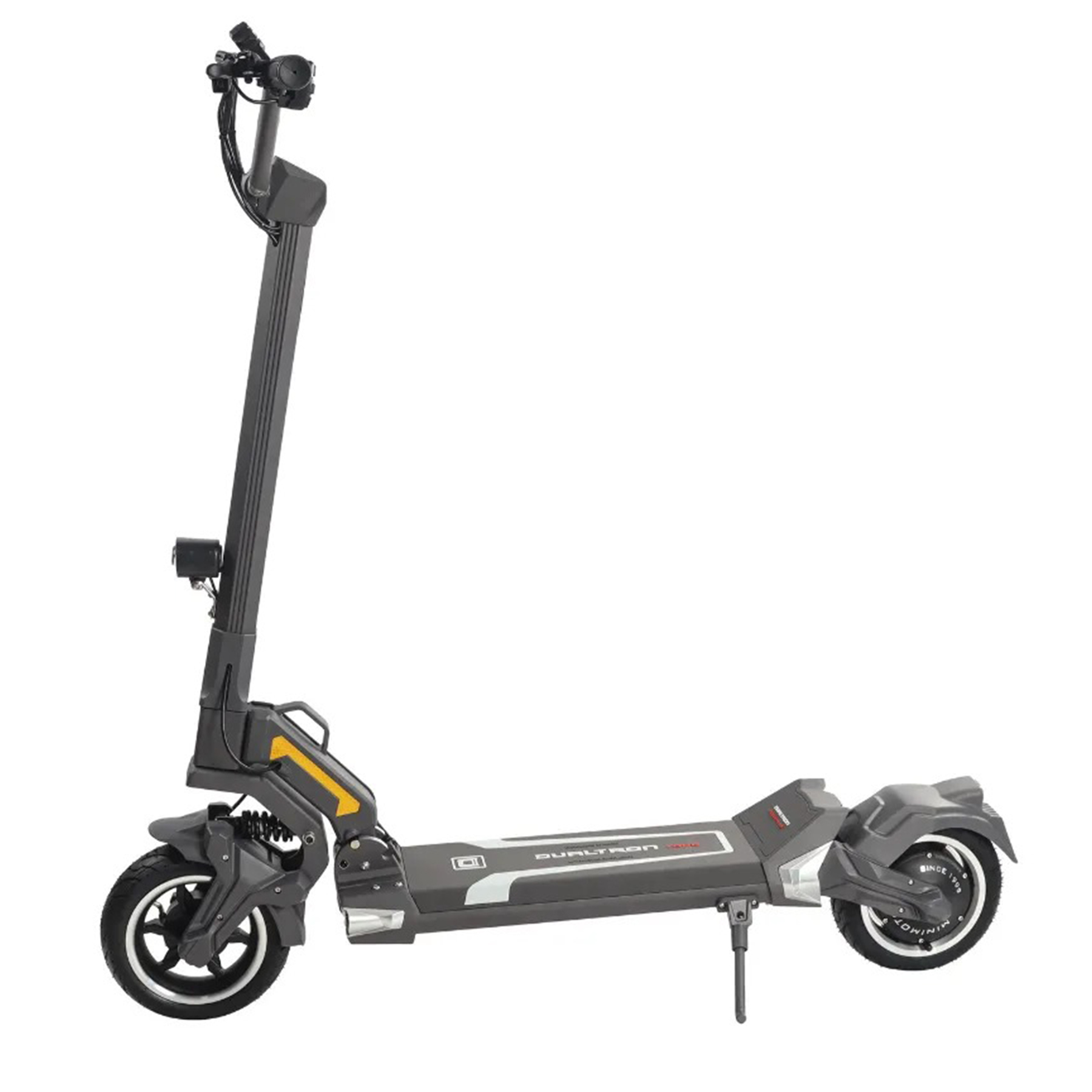 Sarı aksanlı gri elektrikli scooter, beyaz arka plan üzerinde.