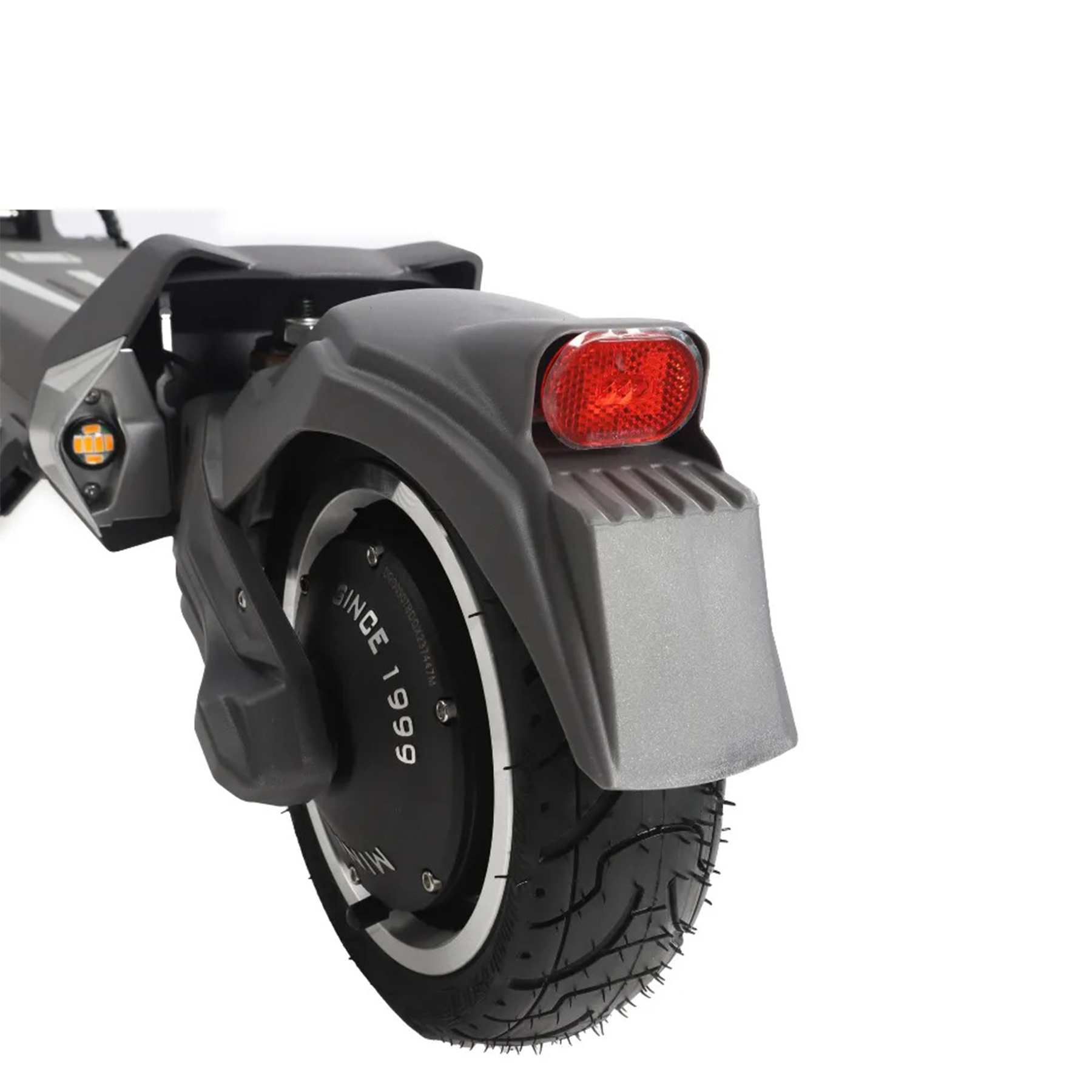 Gri elektrikli scooterin arka tekerleği ve arka lambasının yakın çekimi.