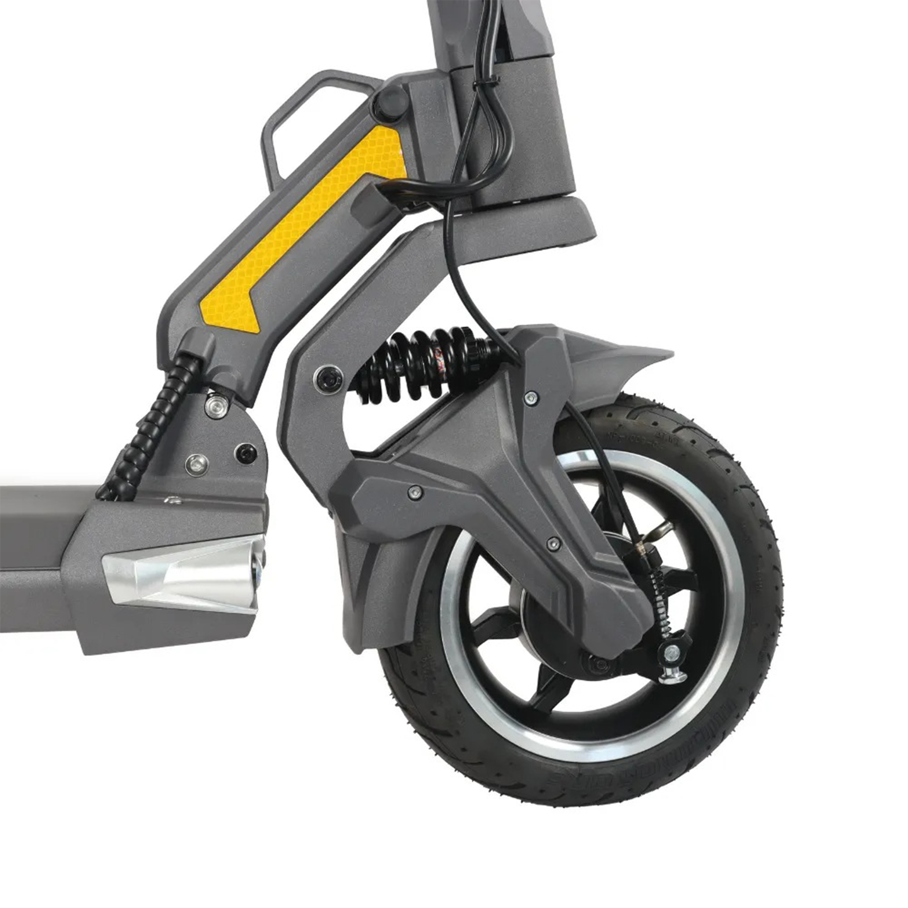 Gri elektrikli scooter ön detay, süspansiyonlu ve tekerlekli, beyaz zemin.