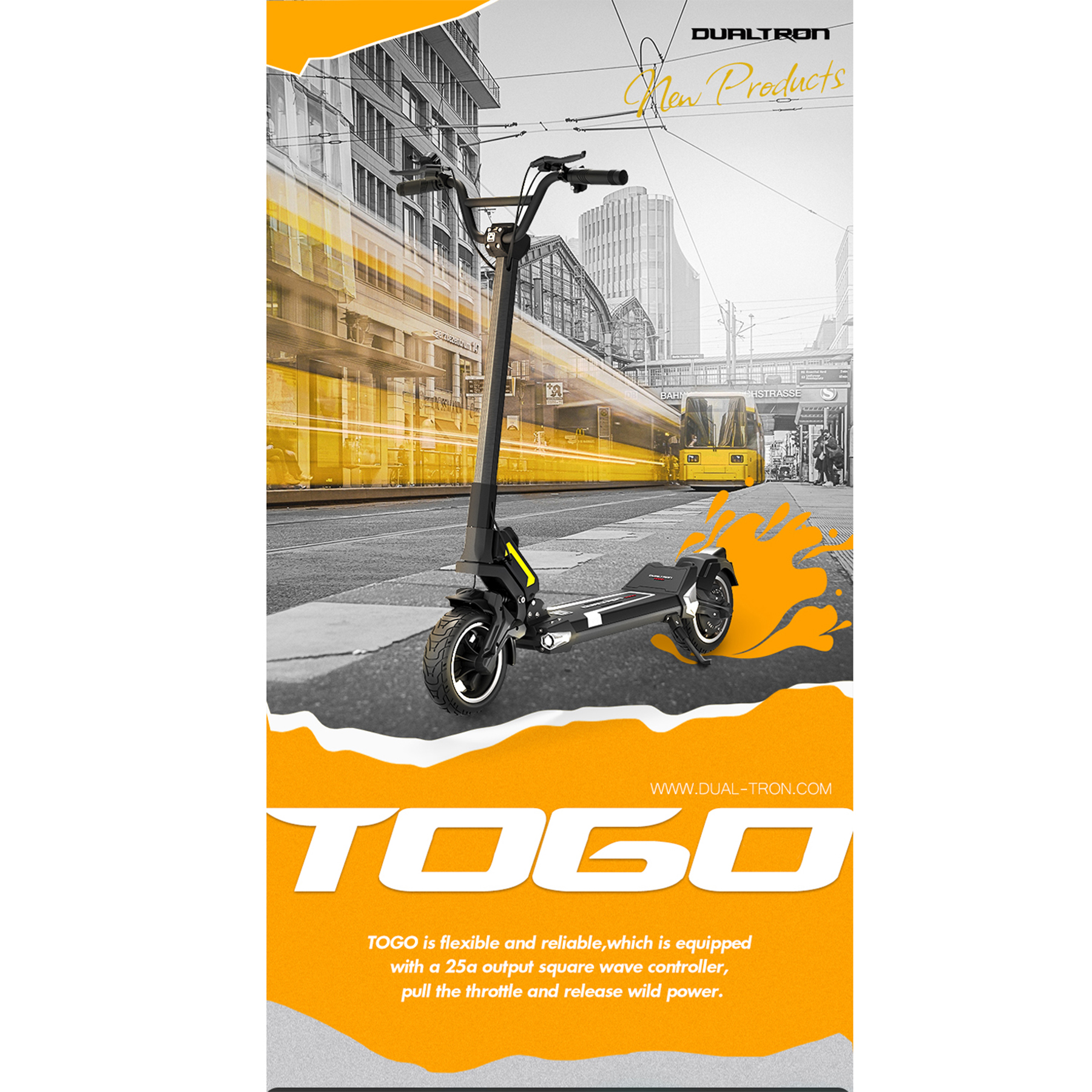 Siyah elektrikli scooter, sarı bir tren ve binaların önünde duruyor.