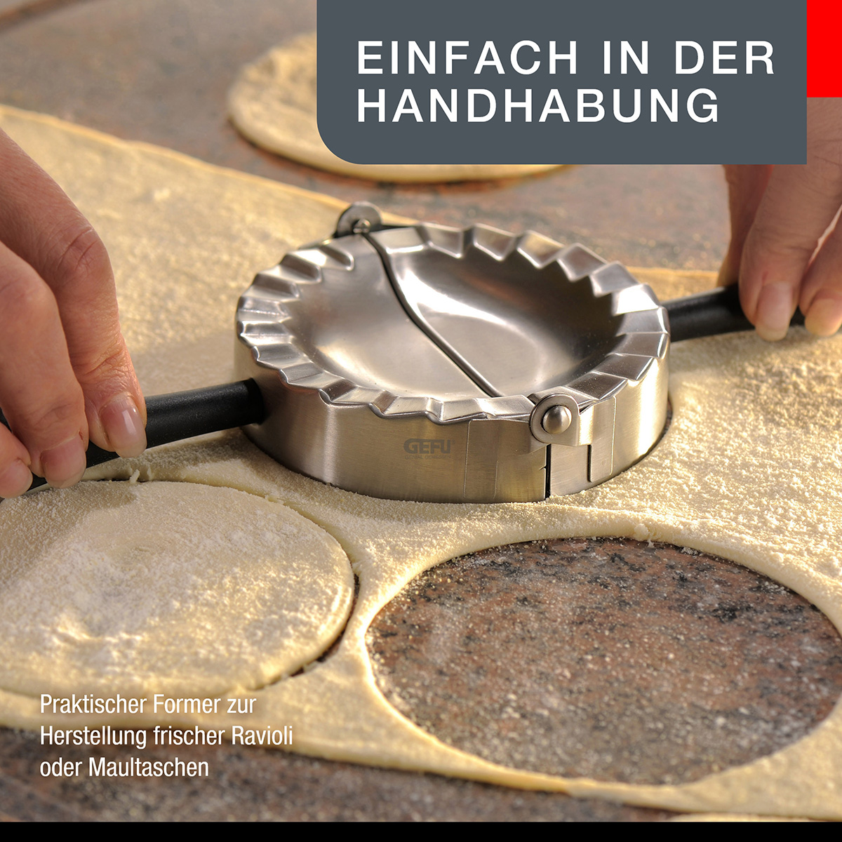 Des mains utilisent un emporte-pièce à raviolis en métal pour découper des cercles dans la pâte sur un comptoir.
