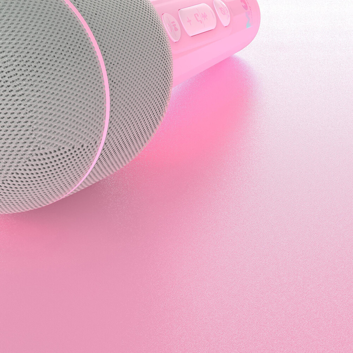 Primo piano di un microfono karaoke rosa con griglia dell'altoparlante grigia e pulsanti.