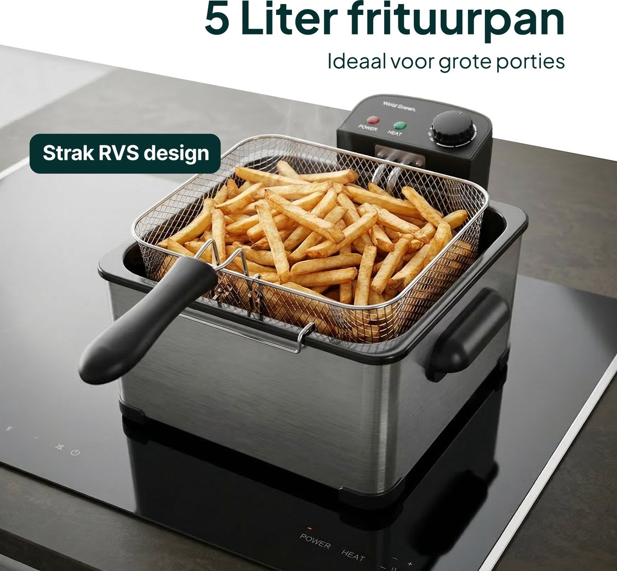 Une friteuse argentée avec un panier plein de frites dorées repose sur une plaque à induction.