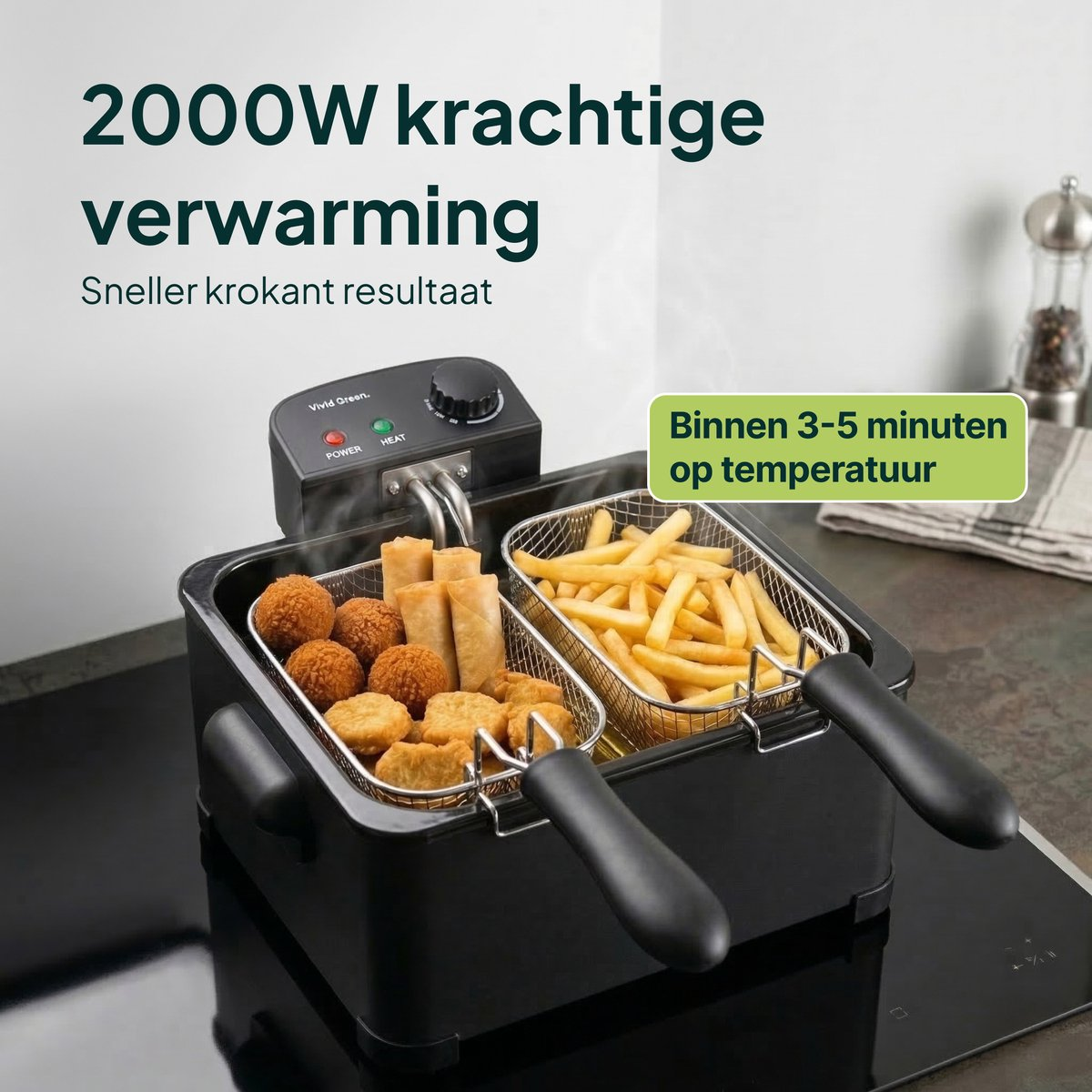 Une friteuse noire avec frites et croquettes dans les paniers. Puissance de chauffe de 2000W.
