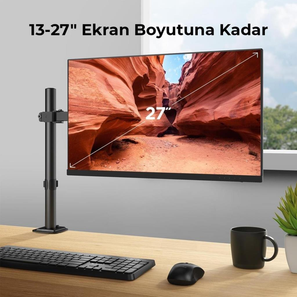 Klavye, fare ve kupa ile masada 27 inç monitör.