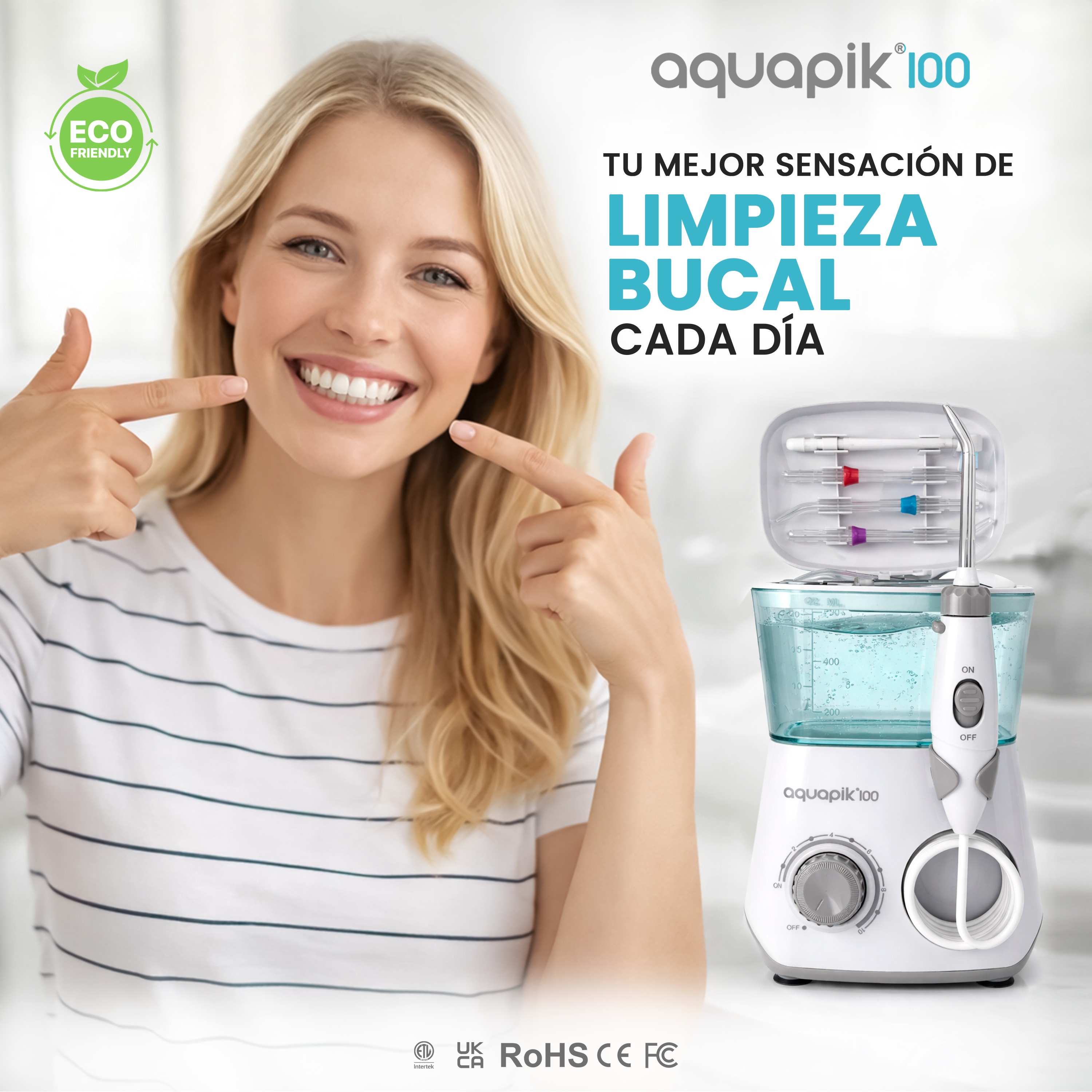 Donna sorridente, indica i denti, accanto a un idropulsore Aquapik 100.