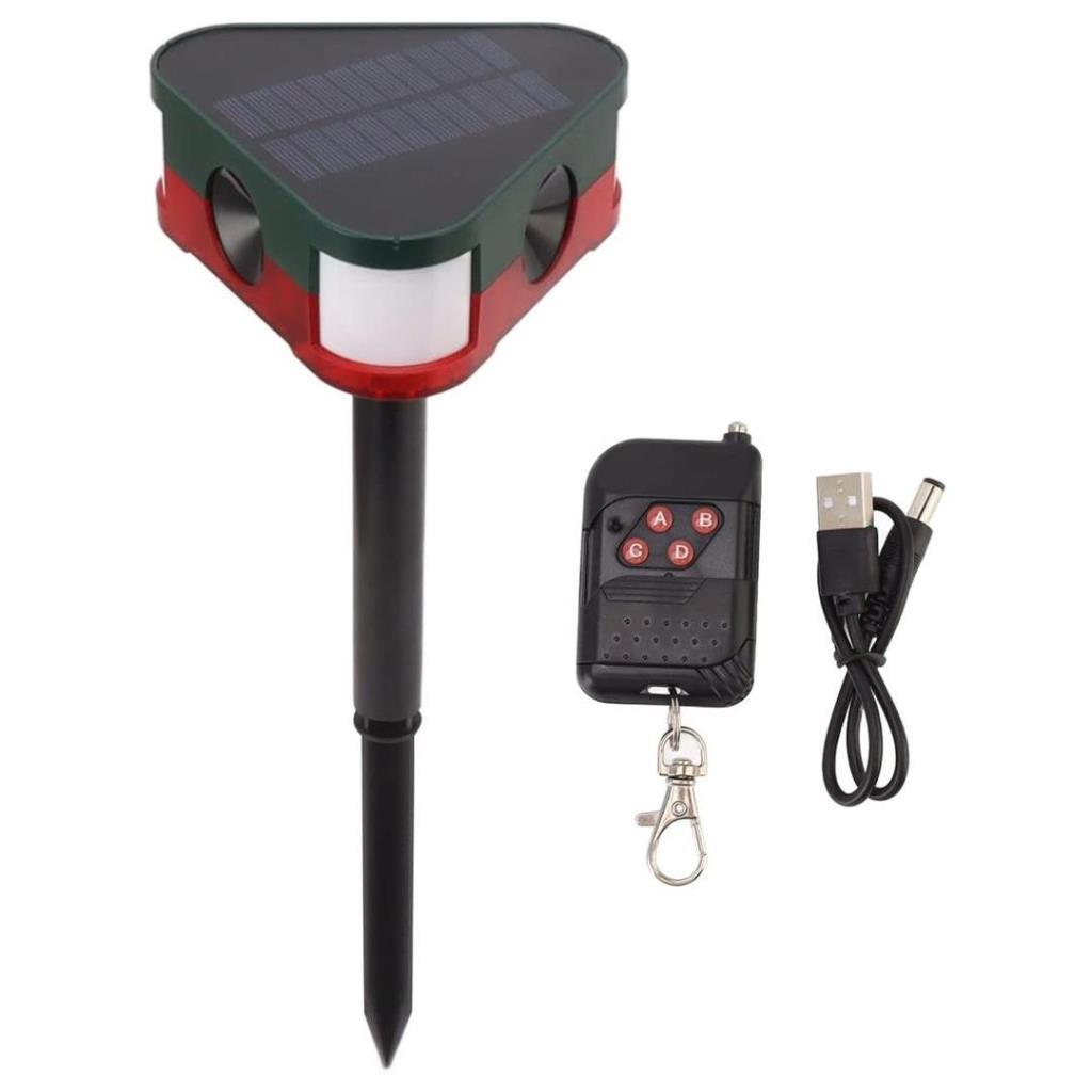 Beyaz arka plan üzerinde uzaktan kumanda ve USB kablosu bulunan üçgen güneş enerjili haşere kovucu.