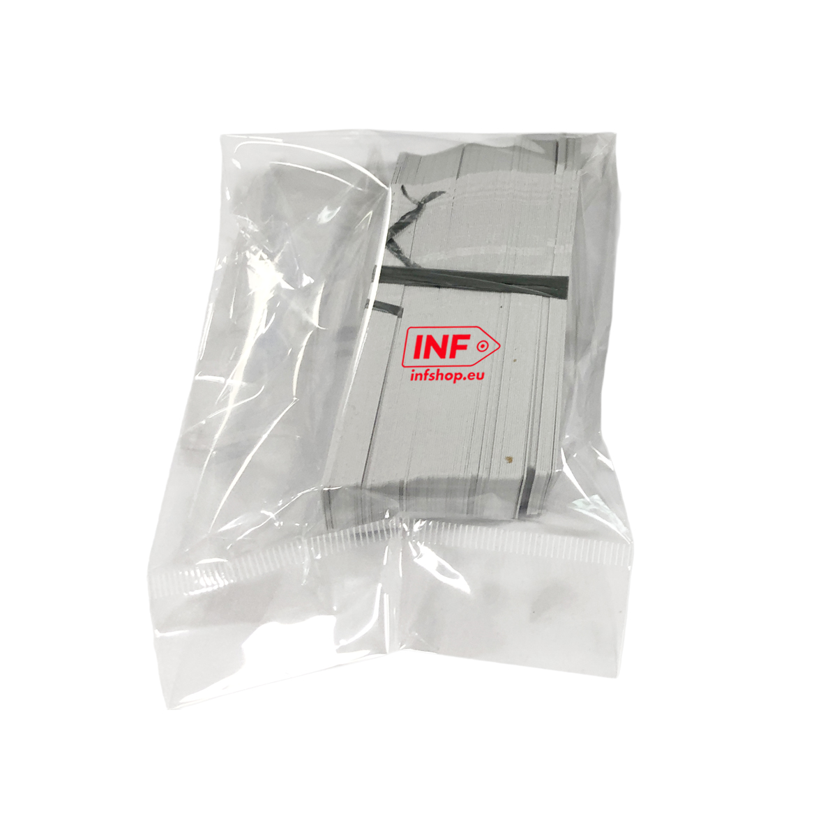 Ein Bündel weißer Etiketten in einer Plastikverpackung mit dem INF-Logo.