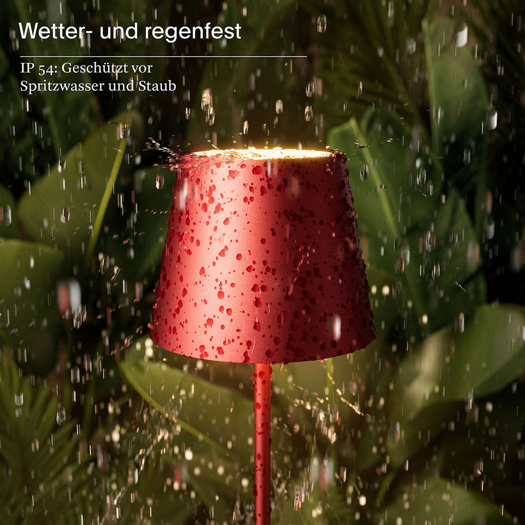 Eine rote Lampe im Regen, wetterfest und spritzwassergeschützt.