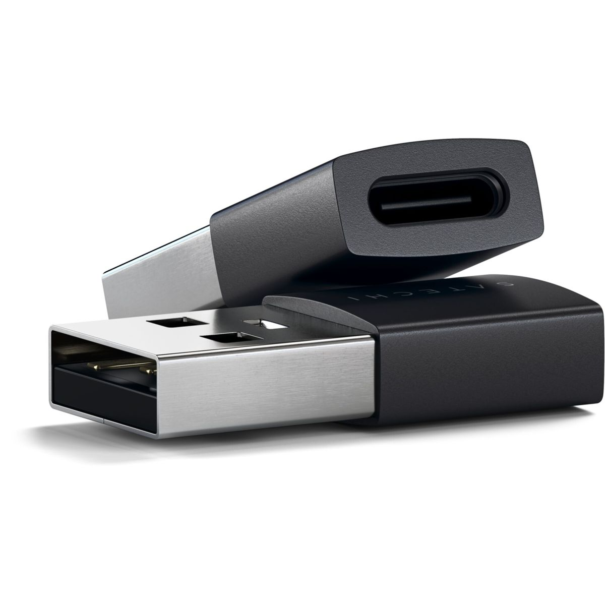 Due adattatori da USB-C a USB-A impilati, uno con connettore argentato.
