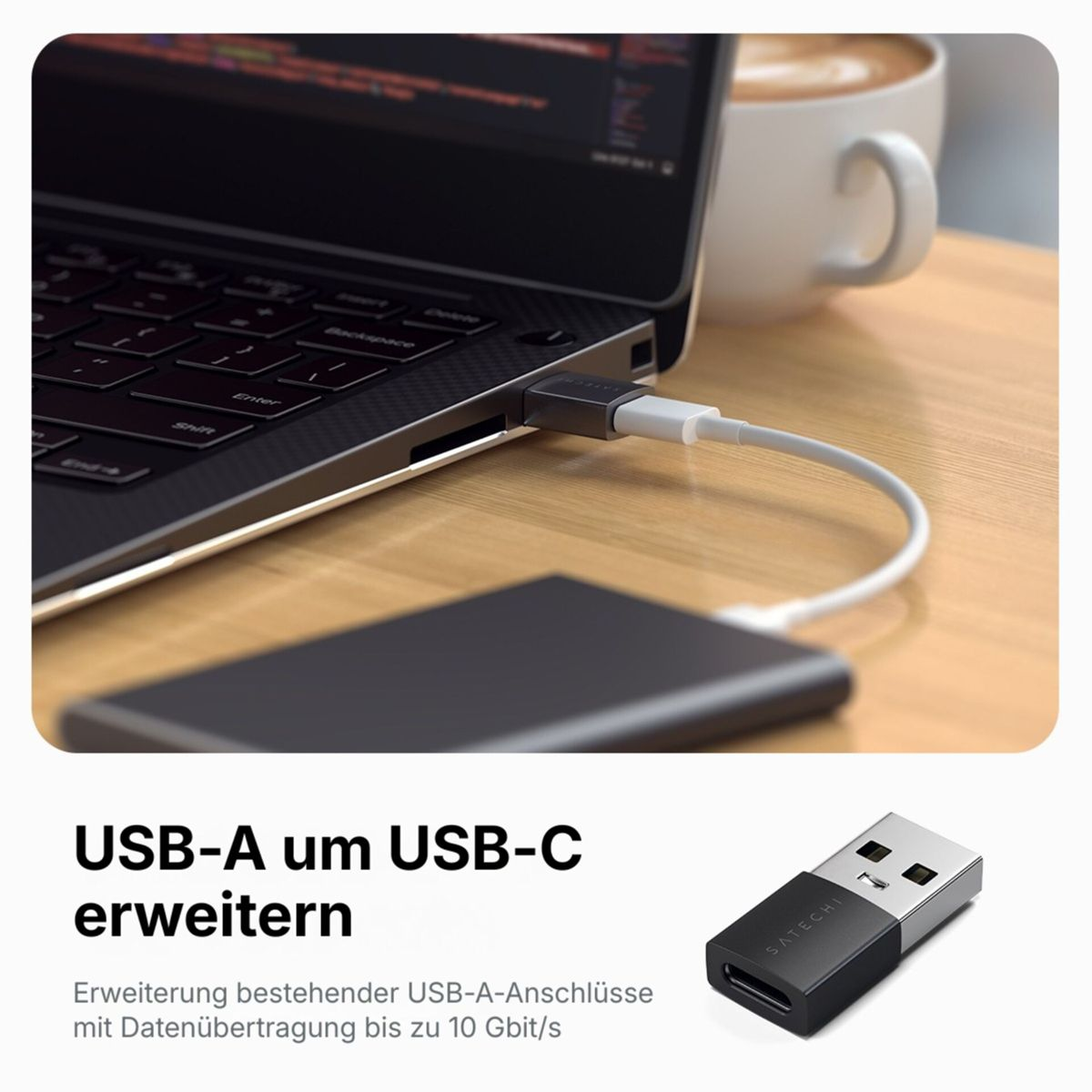 Un adattatore USB-C è collegato a un laptop, con un'unità esterna nelle vicinanze.