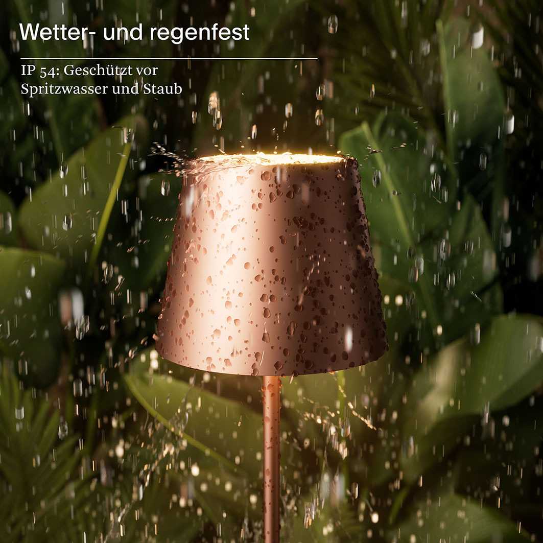 Kupferne Lampe im Regen, mit Wassertropfen und grünen Blättern im Hintergrund.