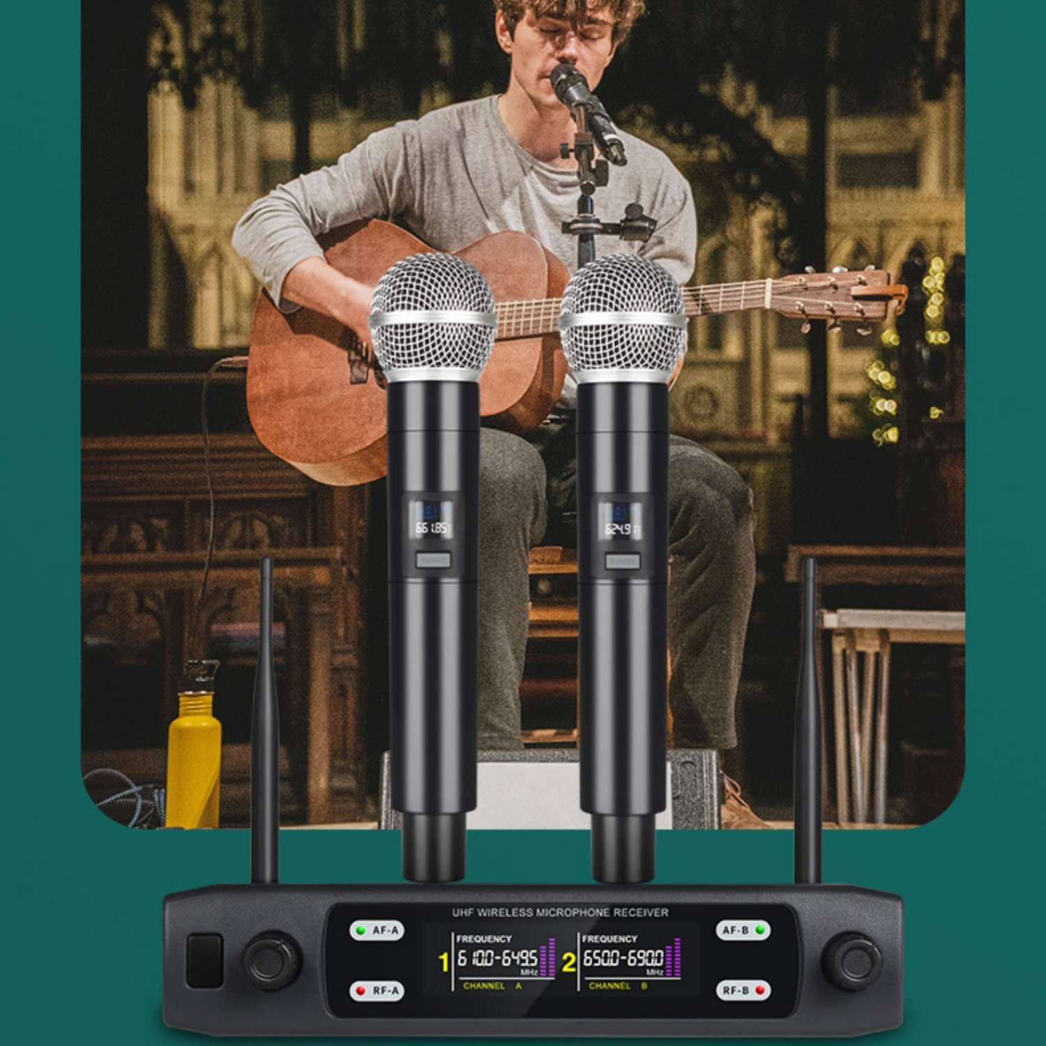 Ein Mann spielt Gitarre und singt in ein Mikrofon, daneben ein Funkempfänger.