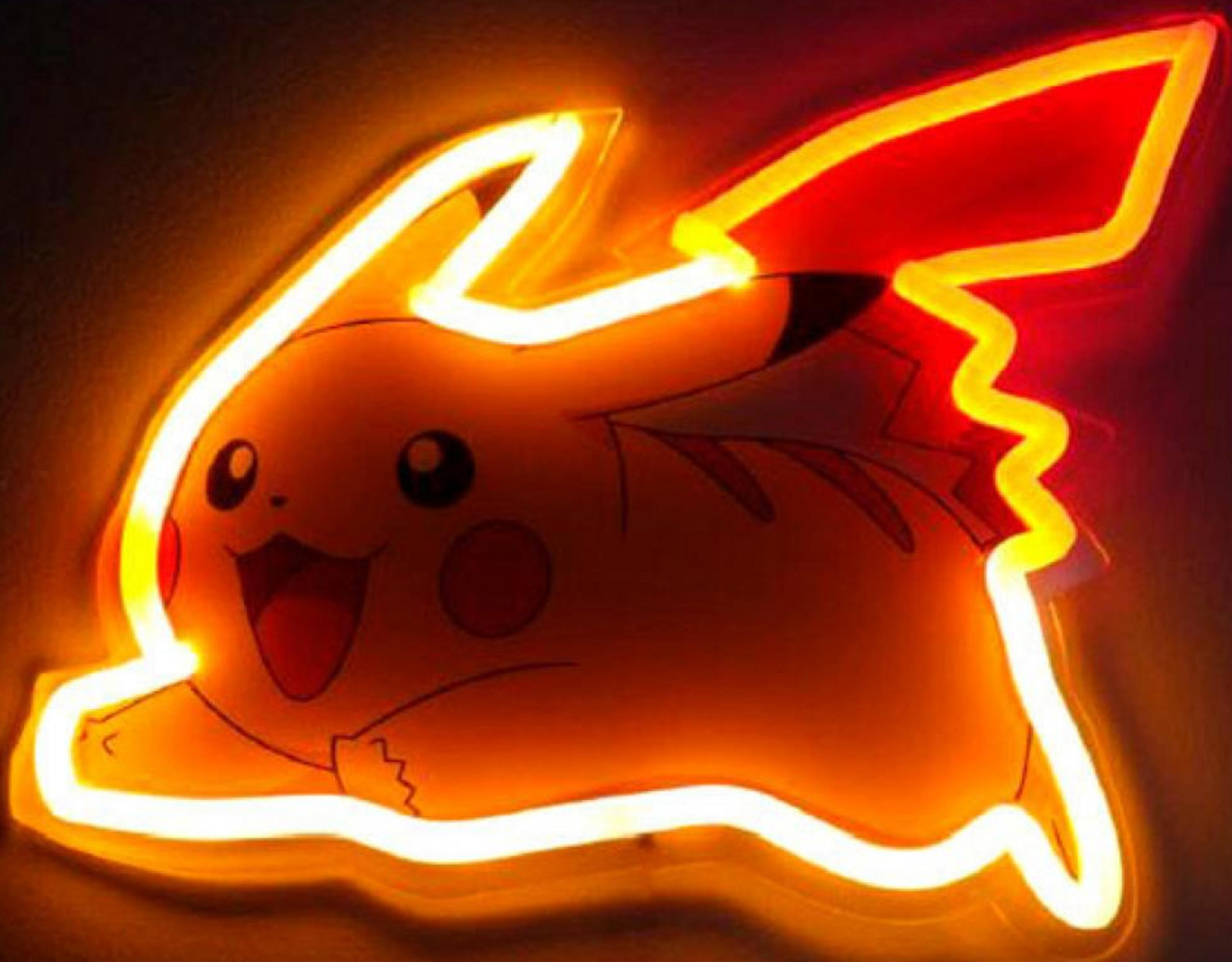Eine gelbe Pikachu-Neonlicht-Figur mit roten Wangen leuchtet auf dunklem Hintergrund.