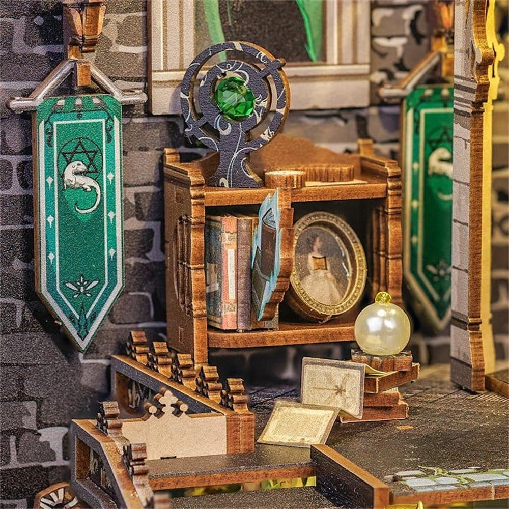 Diorama détaillé d'une scène médiévale avec livres, bannières et orbe de perle.