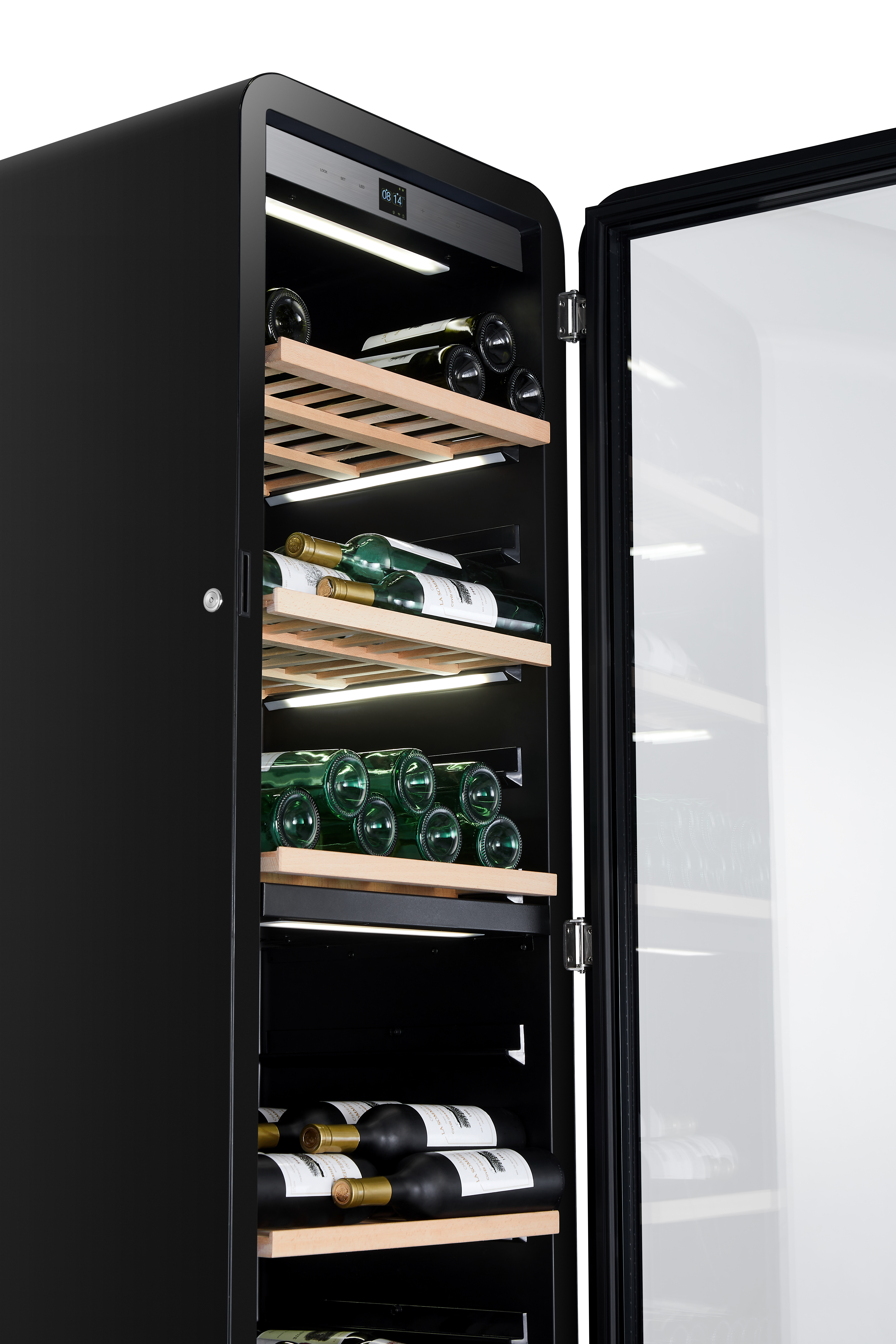 Ein schwarzer Weinkühlschrank mit offener Tür, der Regale mit Weinflaschen zeigt.